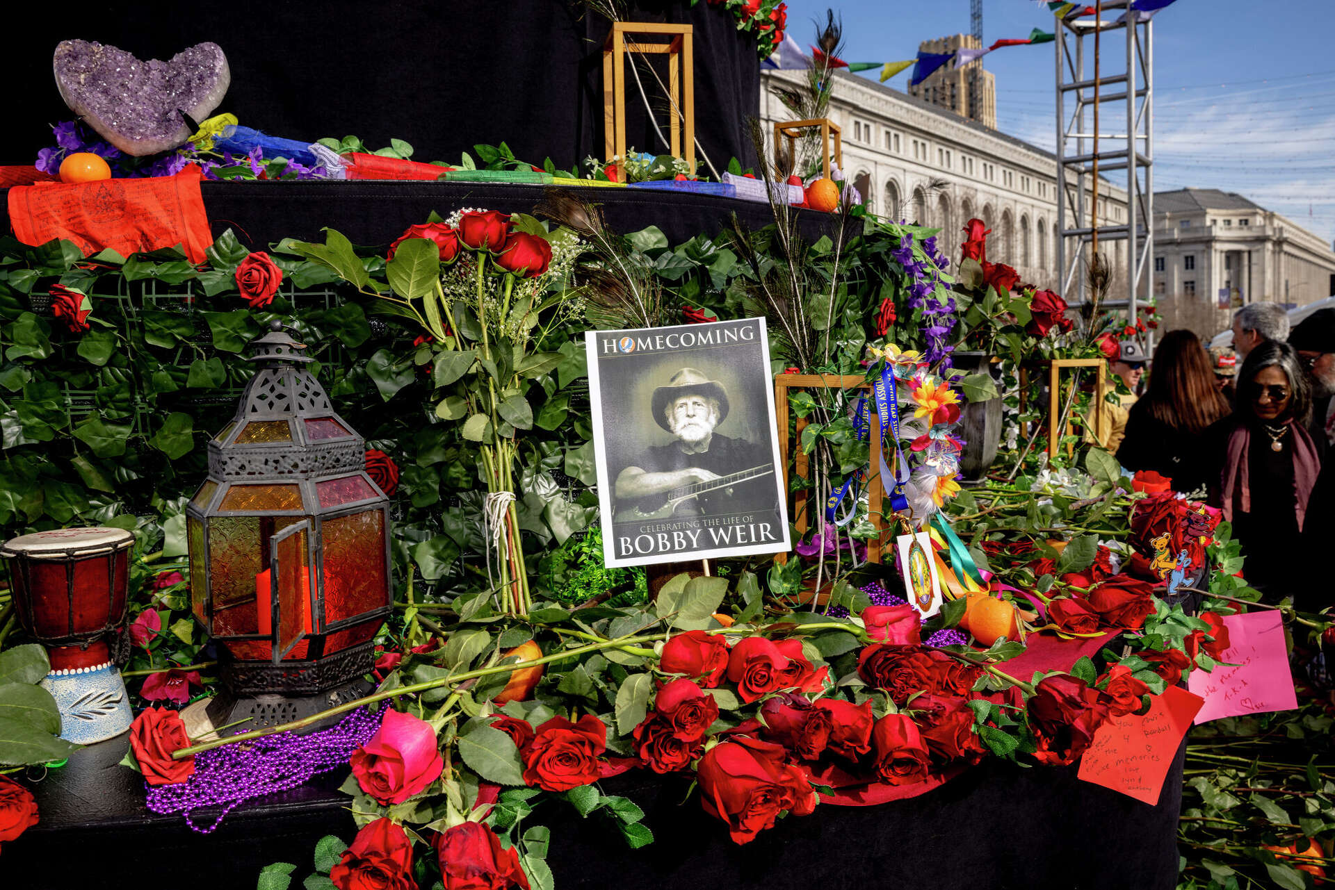 Thousands give Bob Weir a stirring send-off at SF 'homecoming'