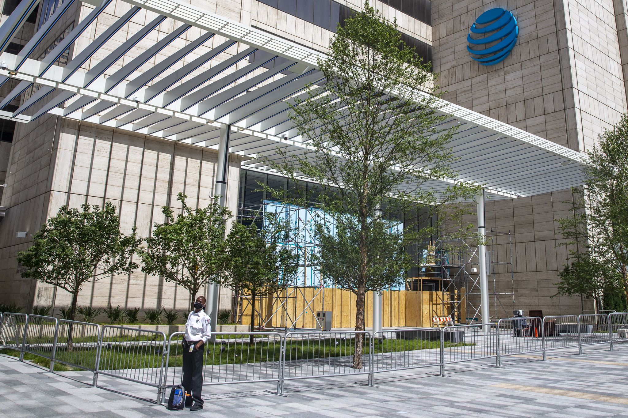 AT&T temporarily closes downtown Dallas campus after weekend protests ...