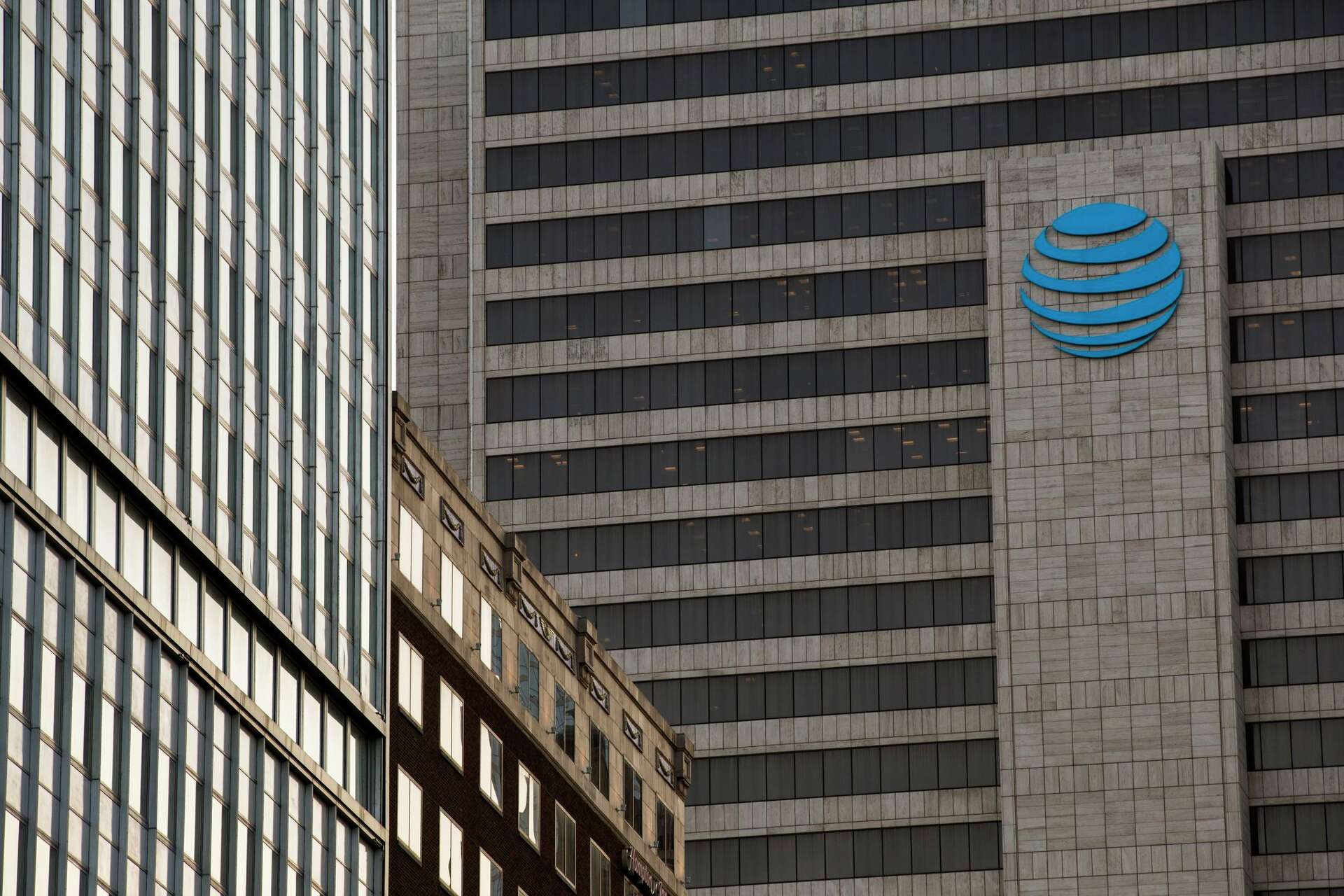 DFW International Airport taps AT&T for faster passenger Wi-Fi