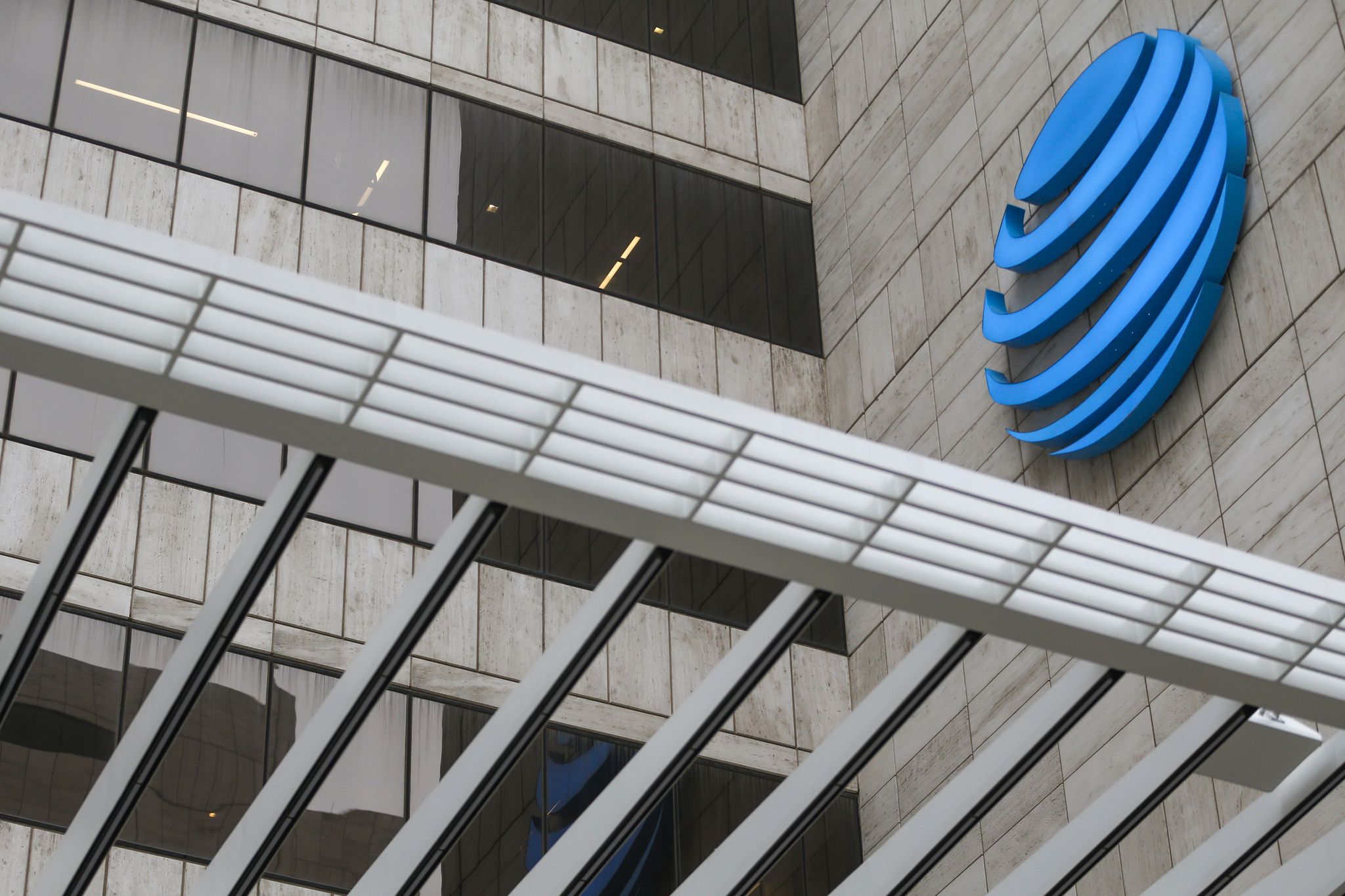 AT&T adds more mobile, internet subscribers on promotions