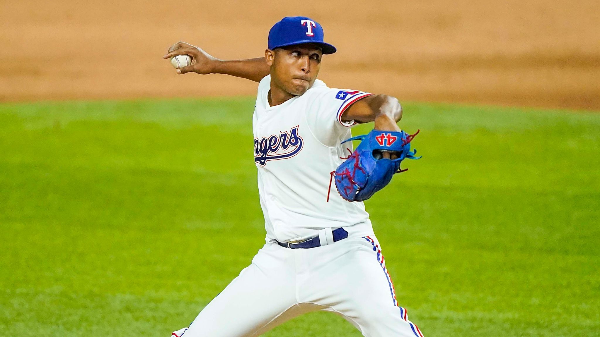Rangers pick up 2023 contract option on reliever José Leclerc