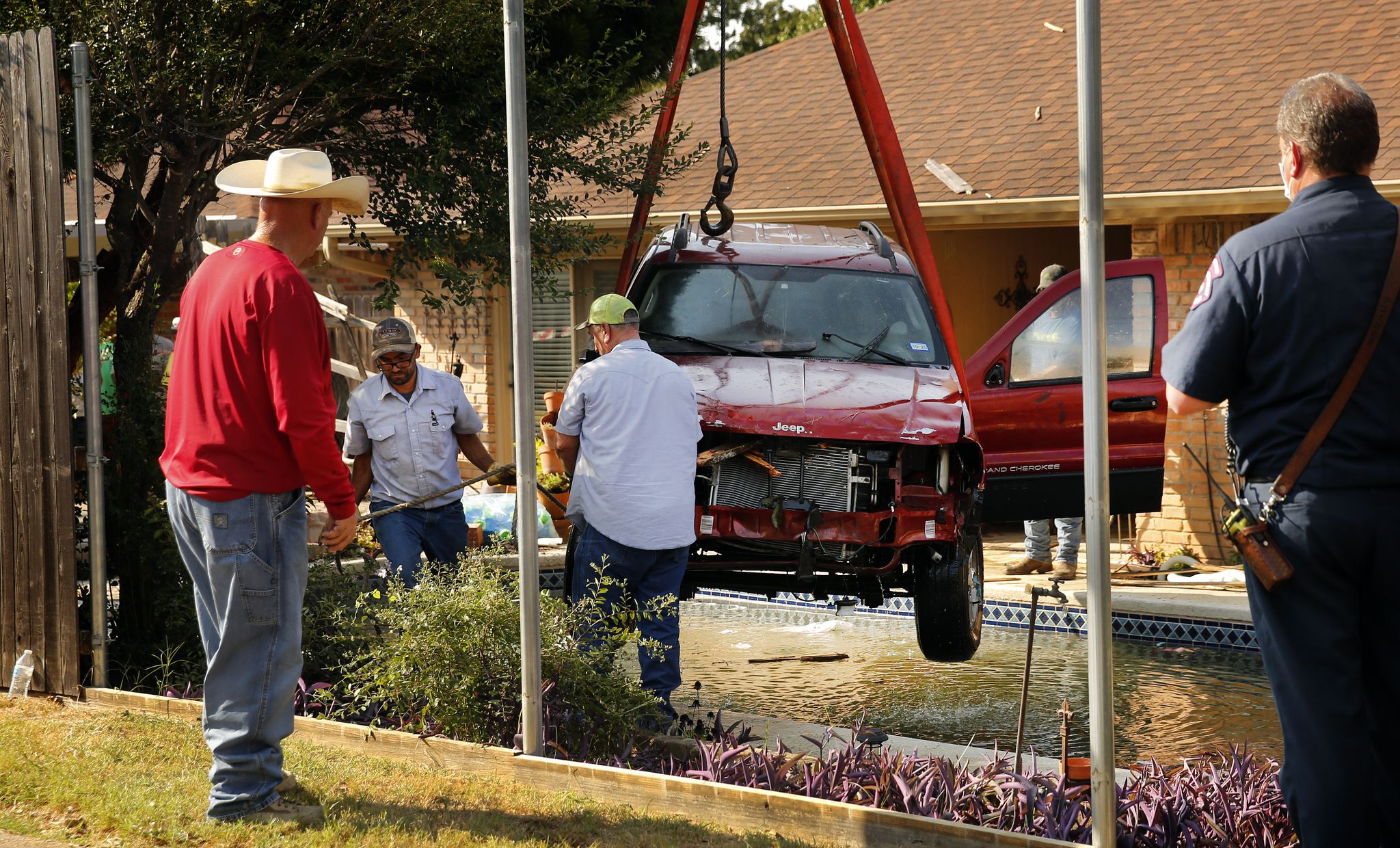 Arlington police respond to second crashed vehicle in a swimming pool ...