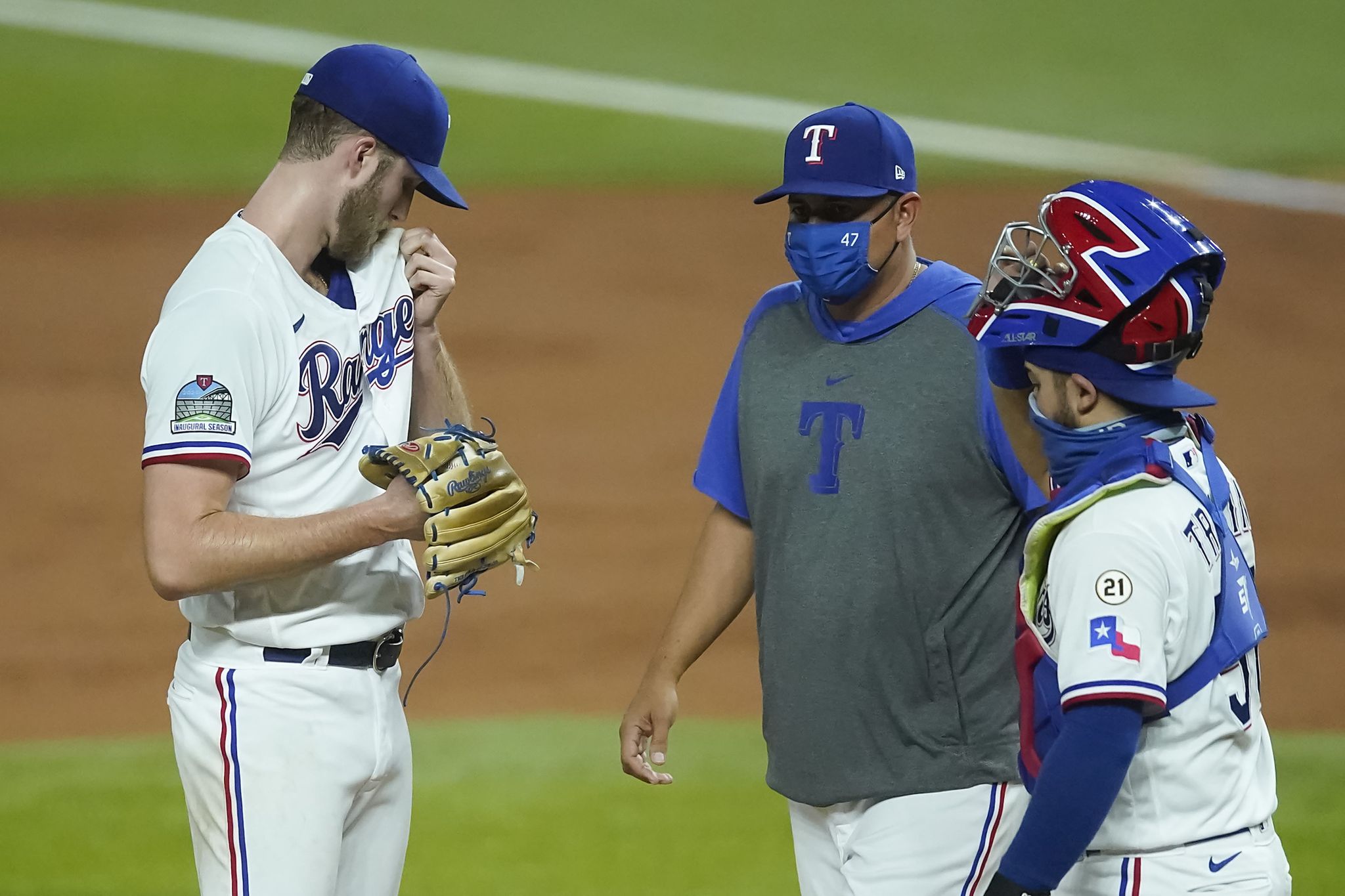 Rangers will not renew contract of pitching coach Julio Rangel