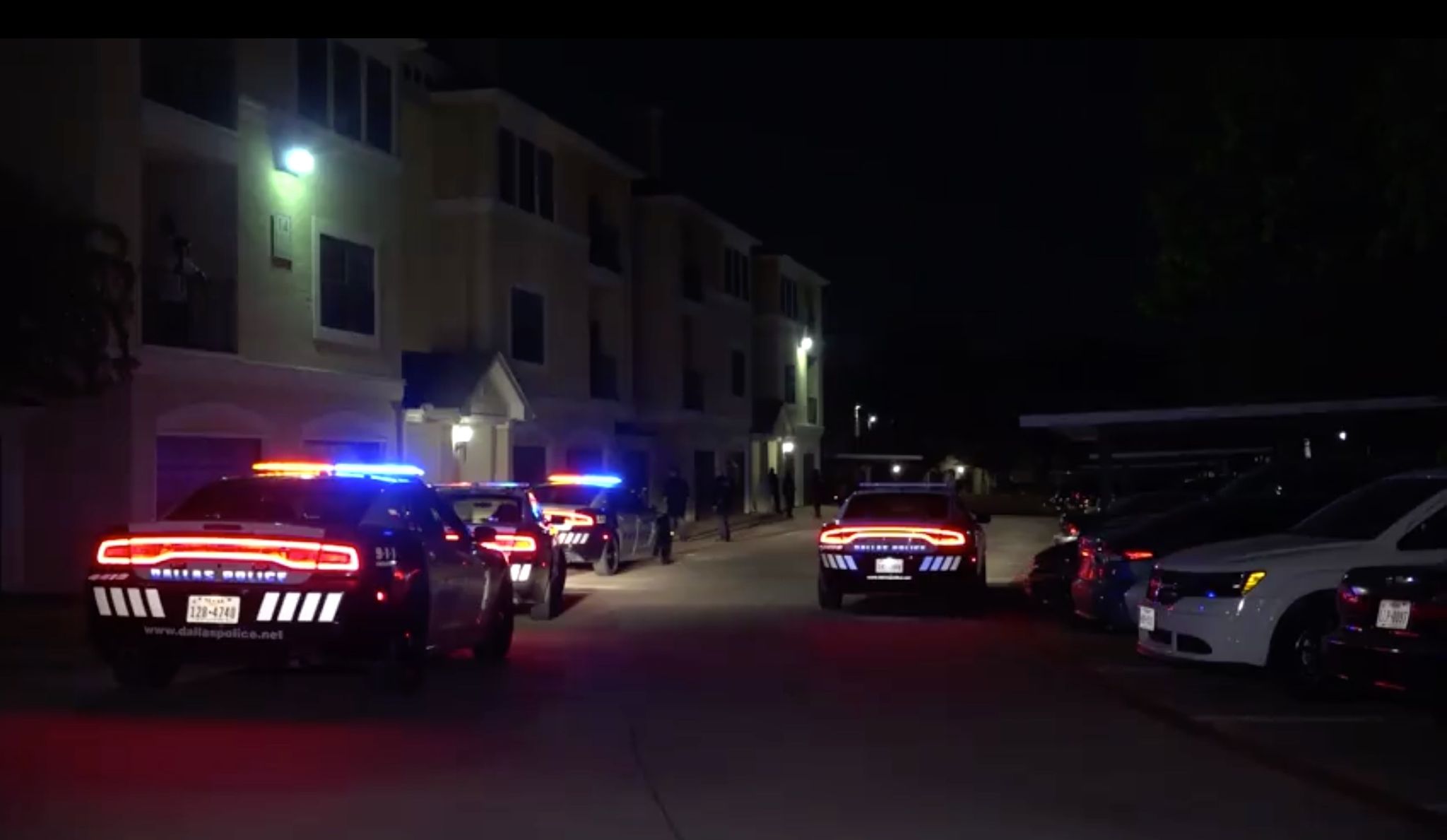 Man robbed and shot at north Oak Cliff apartment complex, Dallas police say
