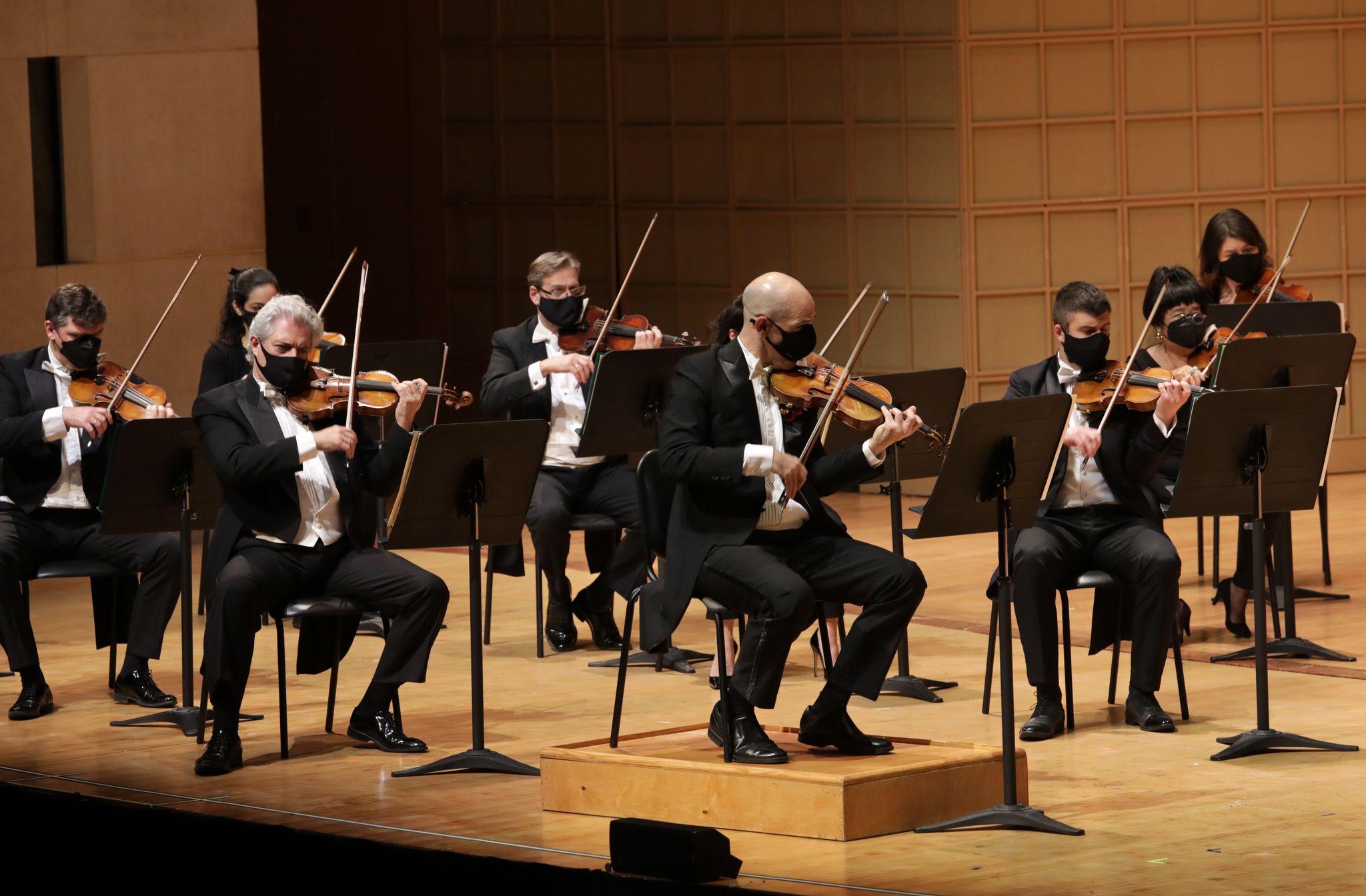 Review: From his concertmaster's chair, Alexander Kerr leads lively ...