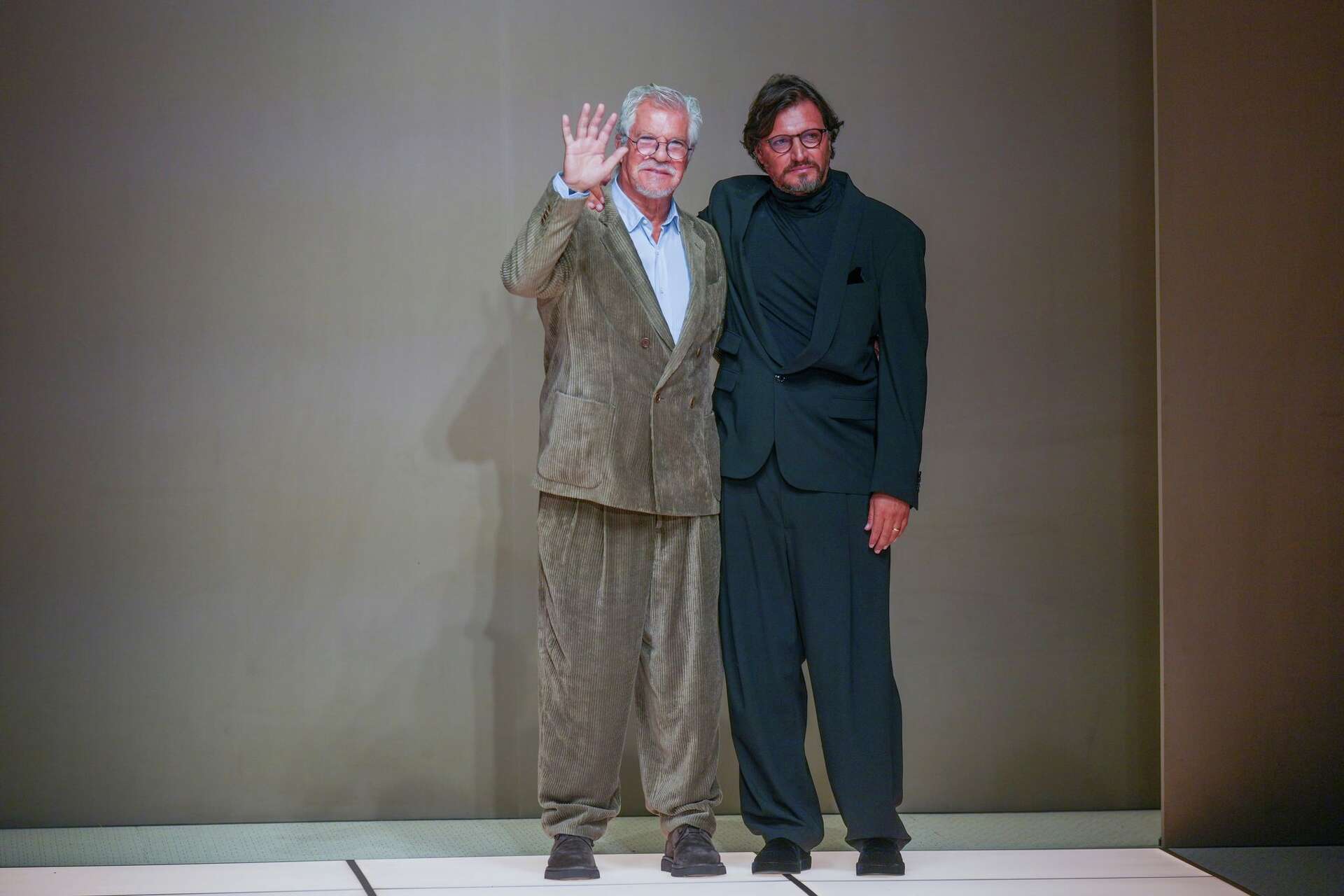 00s GIORGIO ARMANI　Textured Fluid Jacket Giorgio Armani launches new era with iridescent colors and a star