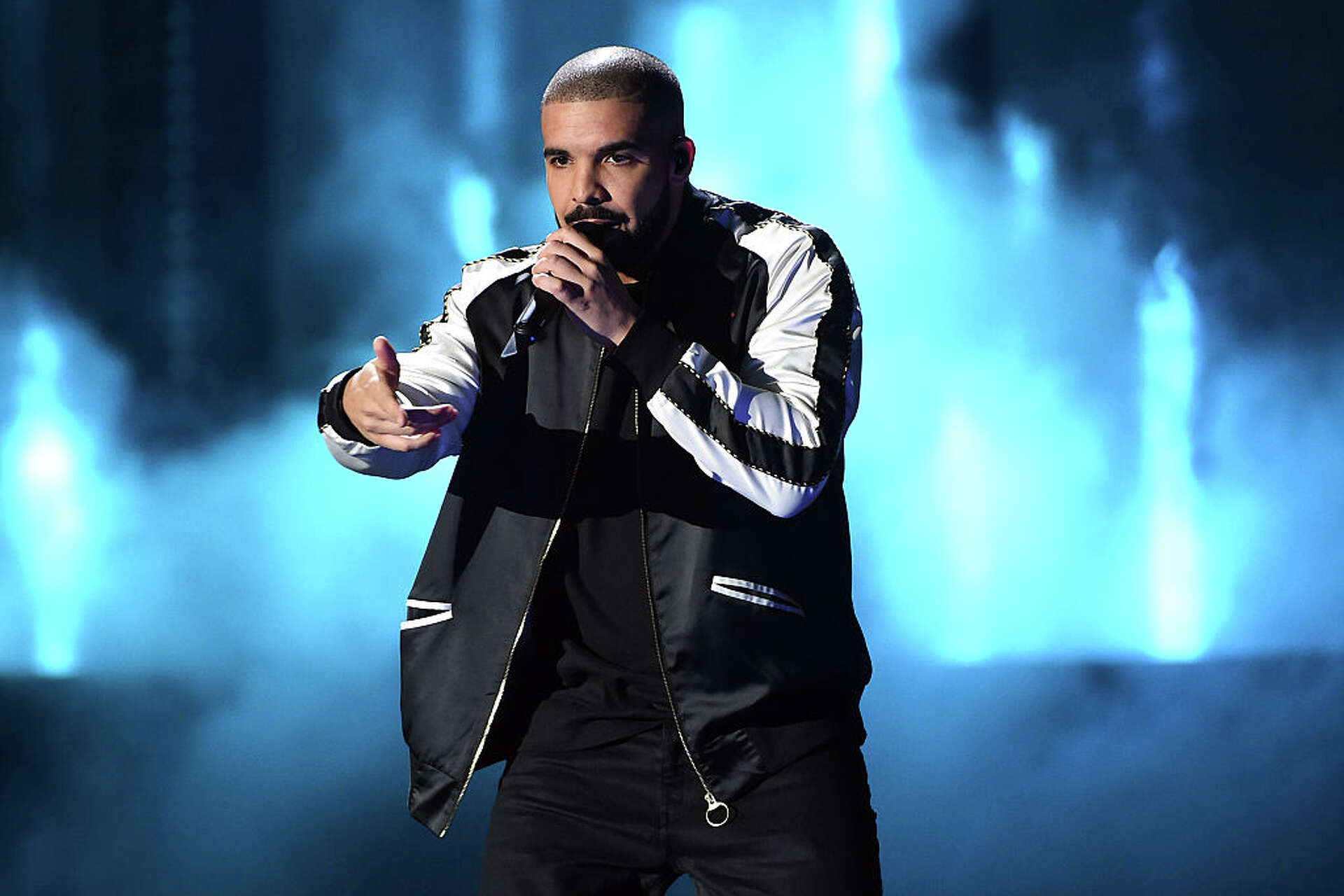 Drake says he'll fly fan back to Japan from Dallas, first-class