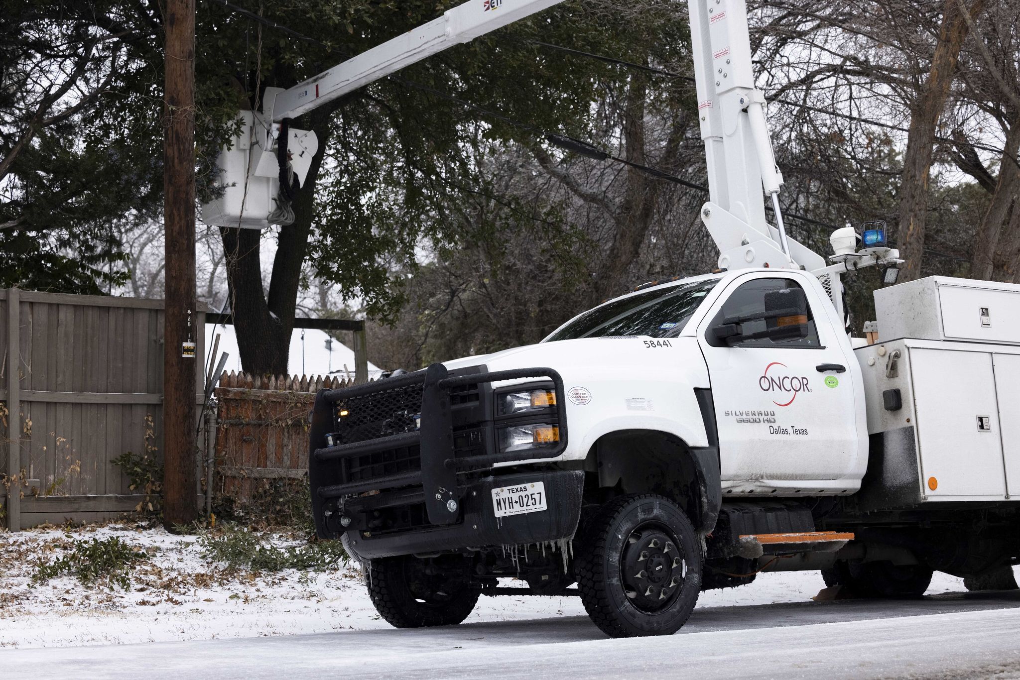 Ice, snow could cause power outages in North Texas. Oncor is getting ready