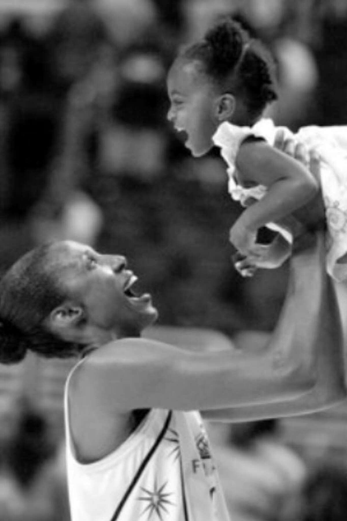 Leslie plays final regularseason game at AT&T Center