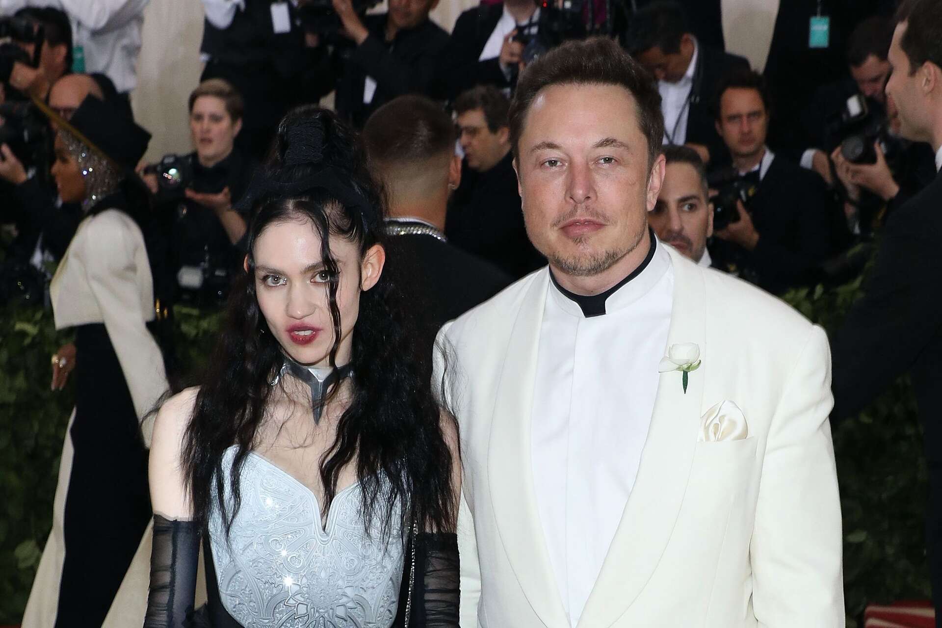 La cantante Grimes demanda a su expareja Elon Musk por la patria ...