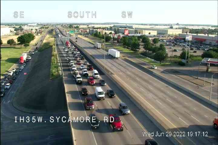 I-35W closed in Fort Worth after person reported walking against traffic