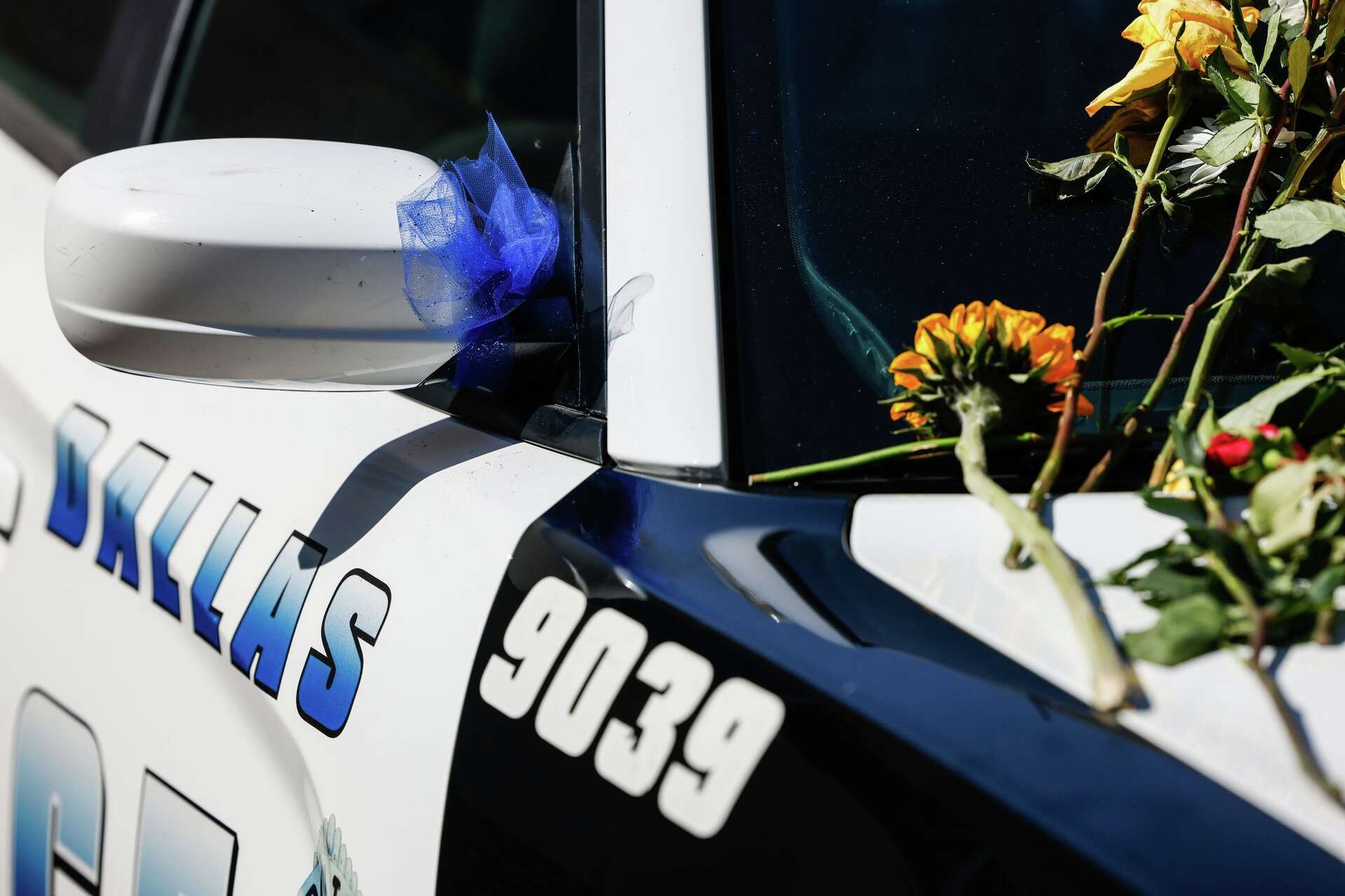 Dallas police officer killed in suspected drunk driving crash has memorial