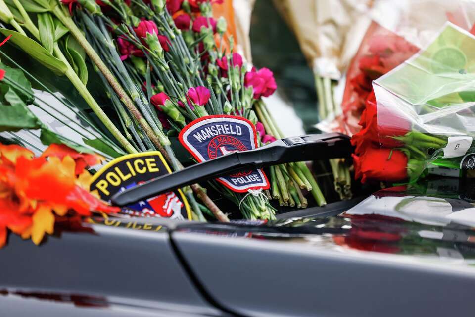 Man arrested after chase that led to Grand Prairie officer's death