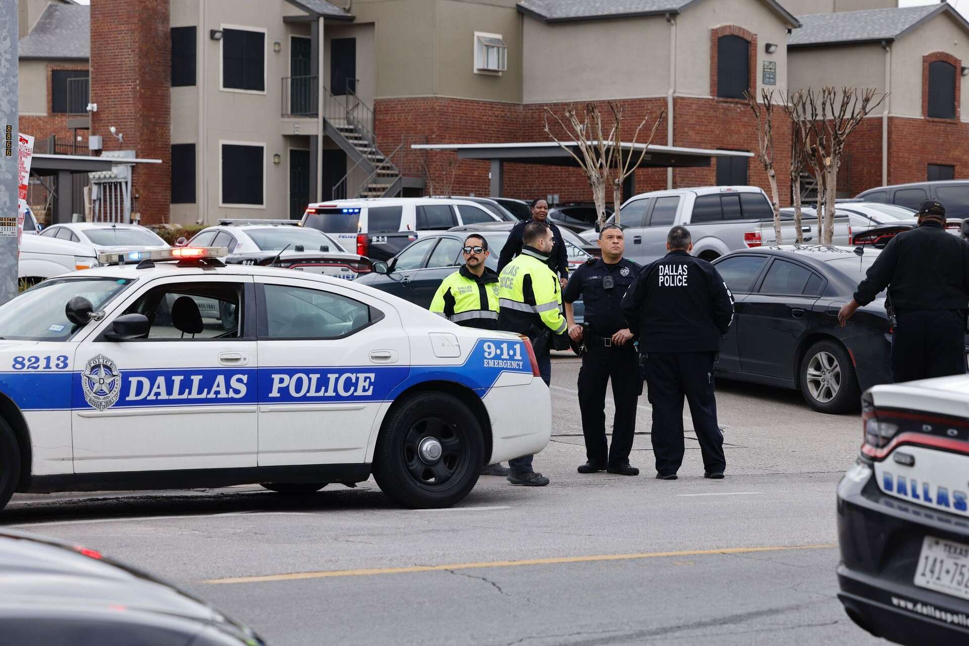 Capital murder suspect killed, Dallas officer shot in west Oak Cliff