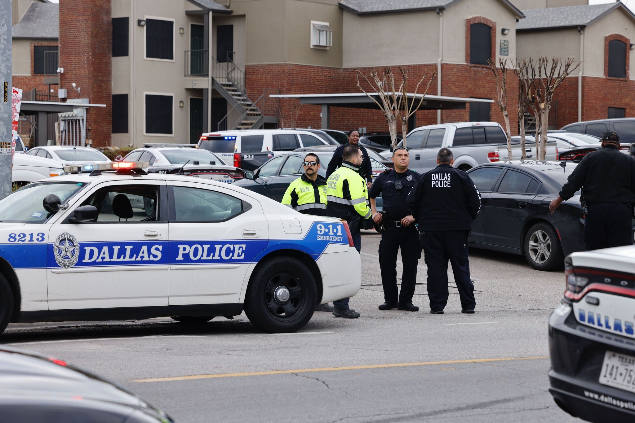 Capital murder suspect killed, Dallas officer shot in west Oak Cliff
