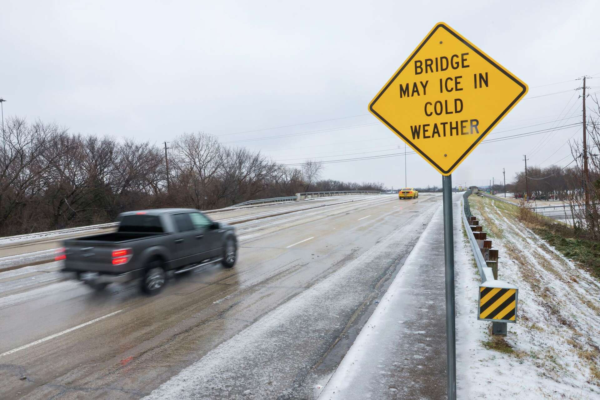 Winter weather, ice storm continues in Dallas TX on Thursday