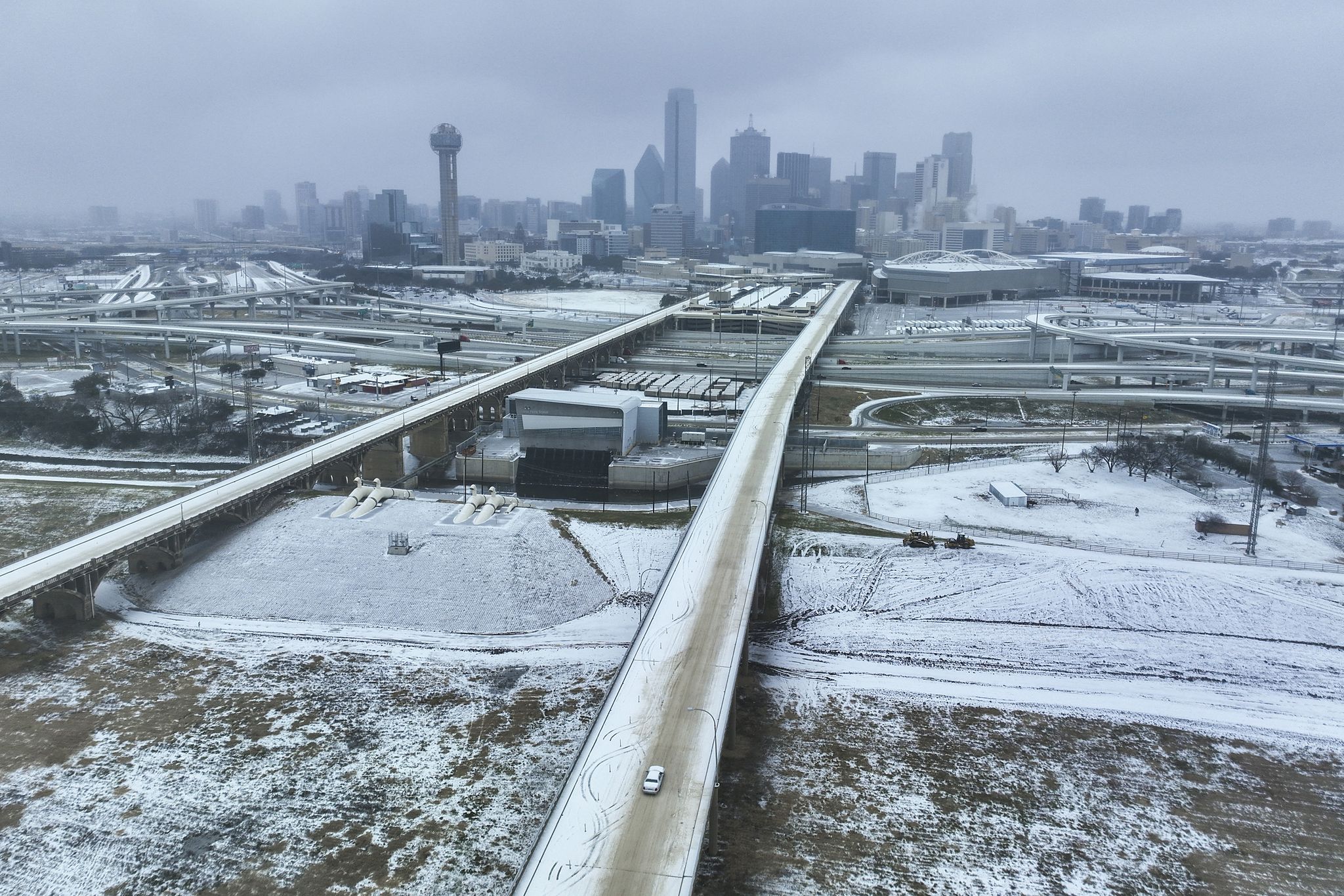 Burst of freezing rain leads to closures, icy roads in North Texas
