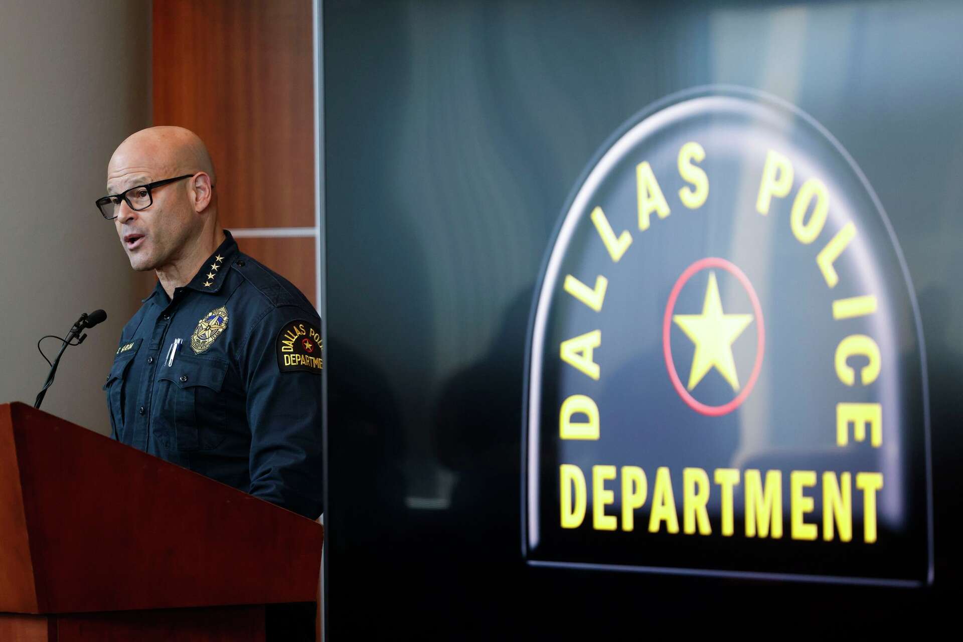 Man on probation shot at Dallas police before officer fired, chief says