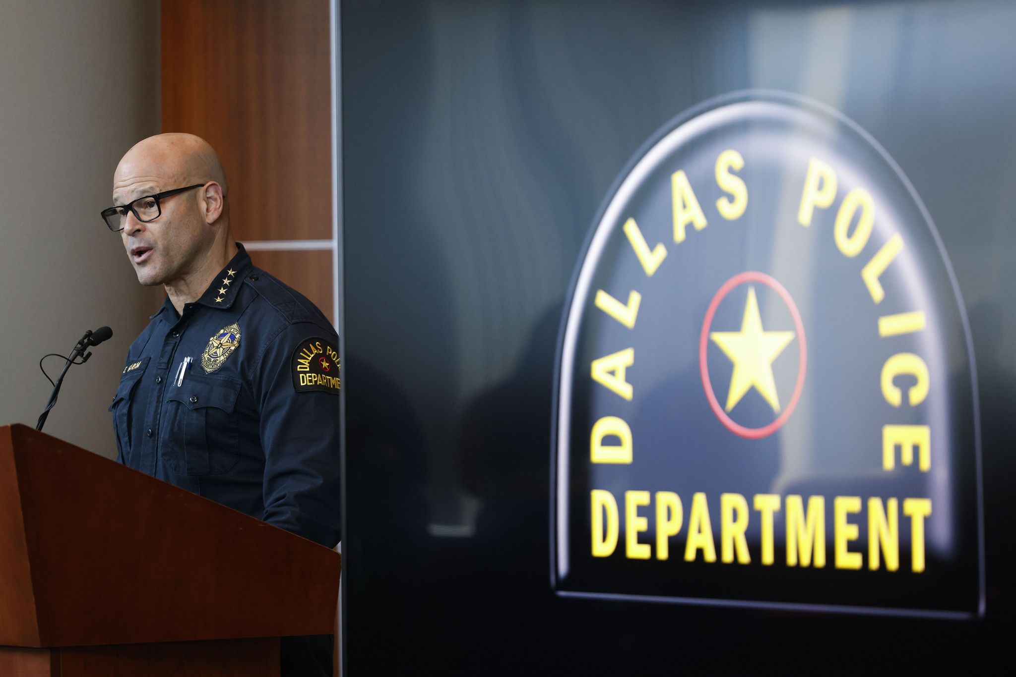 Man on probation shot at Dallas police before officer fired, chief says