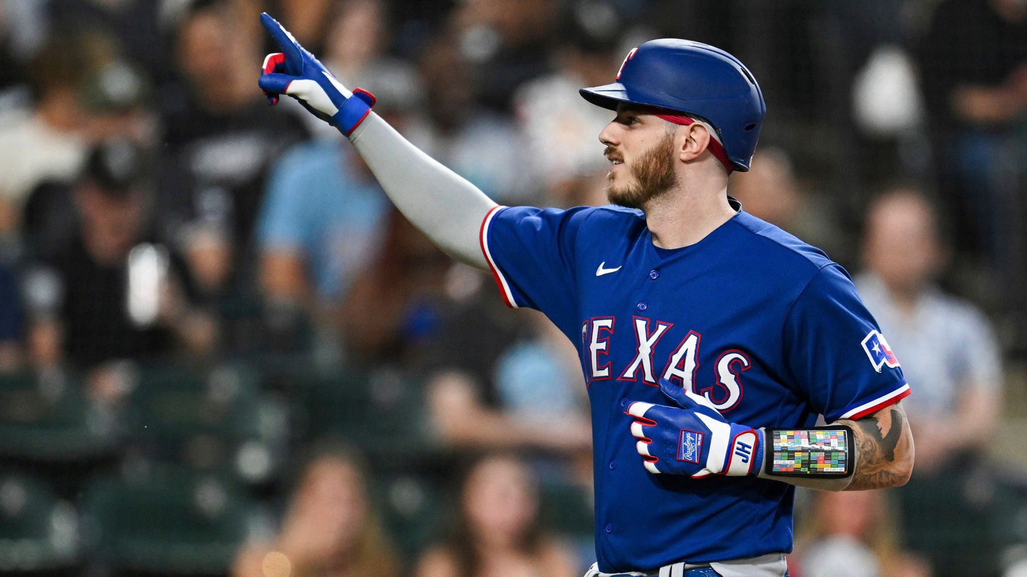 Rangers' Jonah Heim makes challenge signal after hitting home run