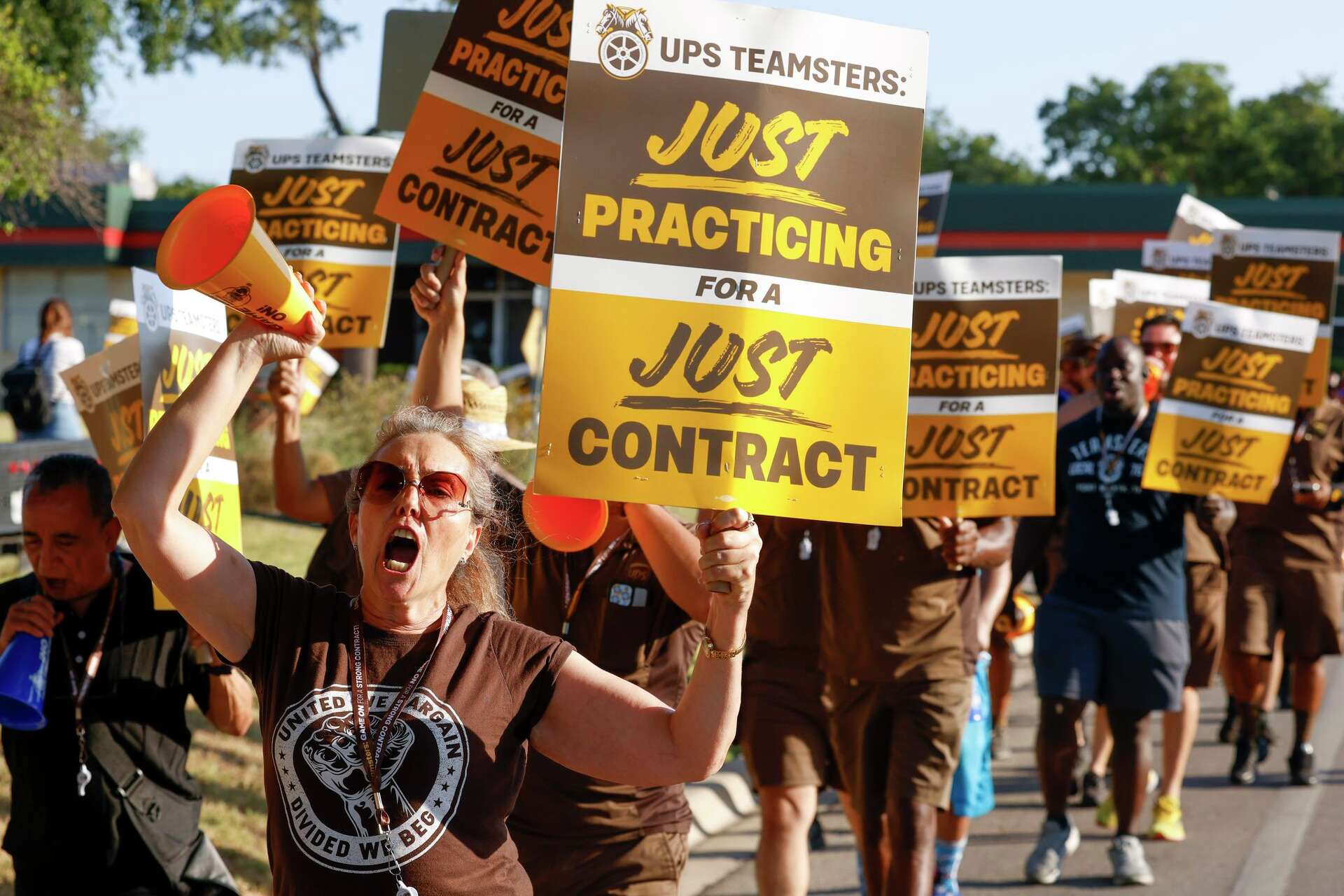 D-FW UPS workers prepare to strike as contract talks run dry