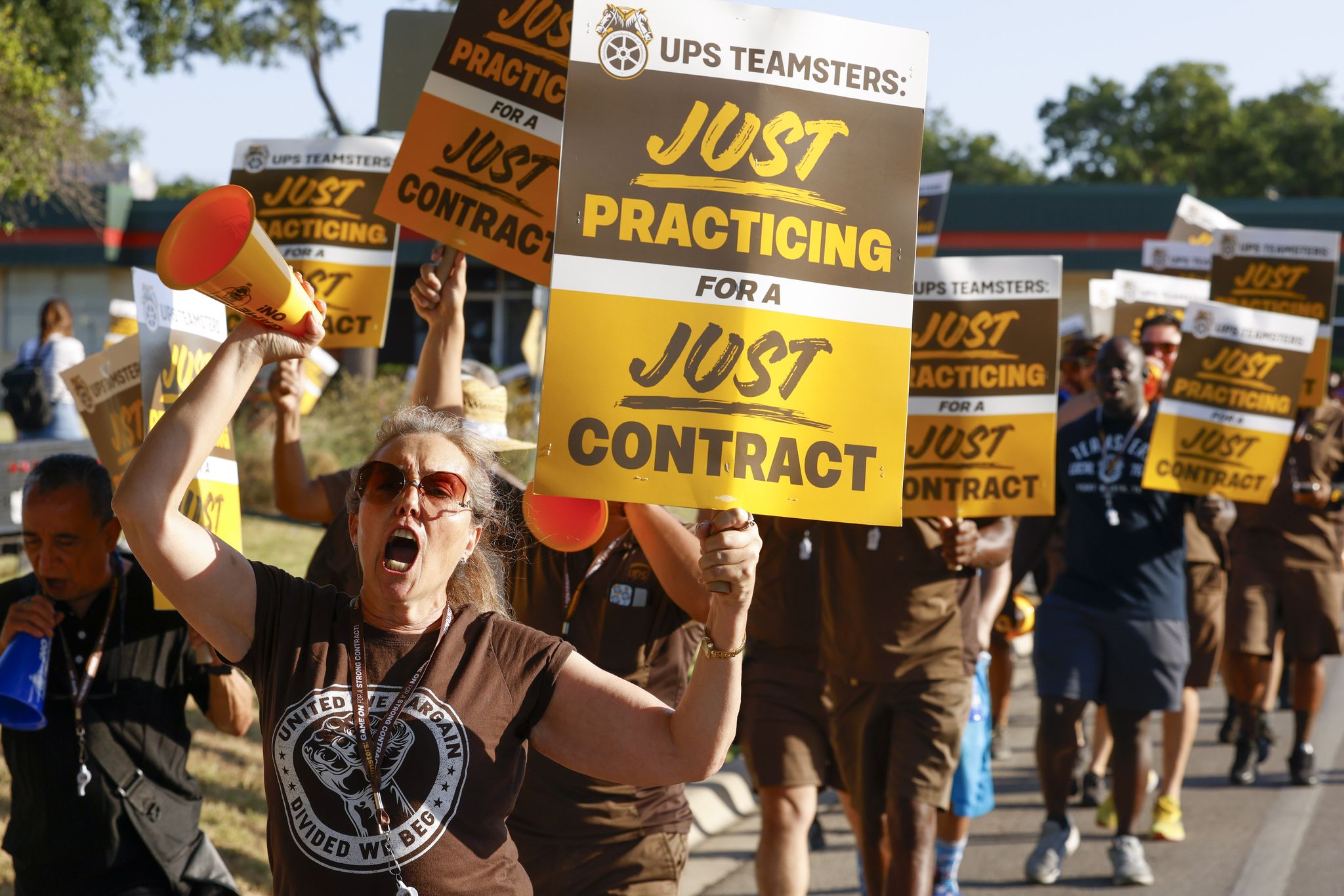 D-FW UPS workers prepare to strike as contract talks run dry