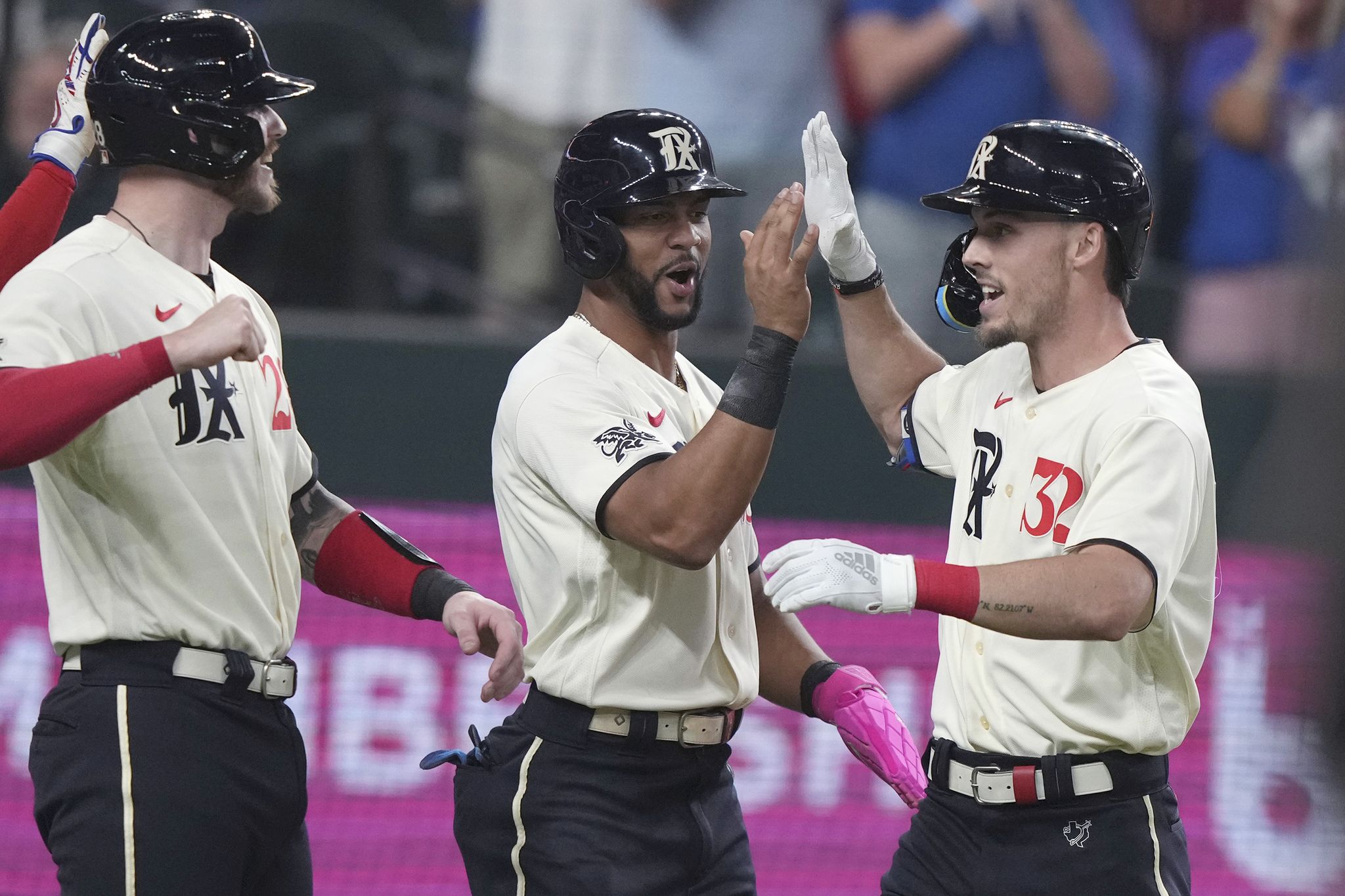 Rangers cling to victory over Mariners, reclaim first place in AL West