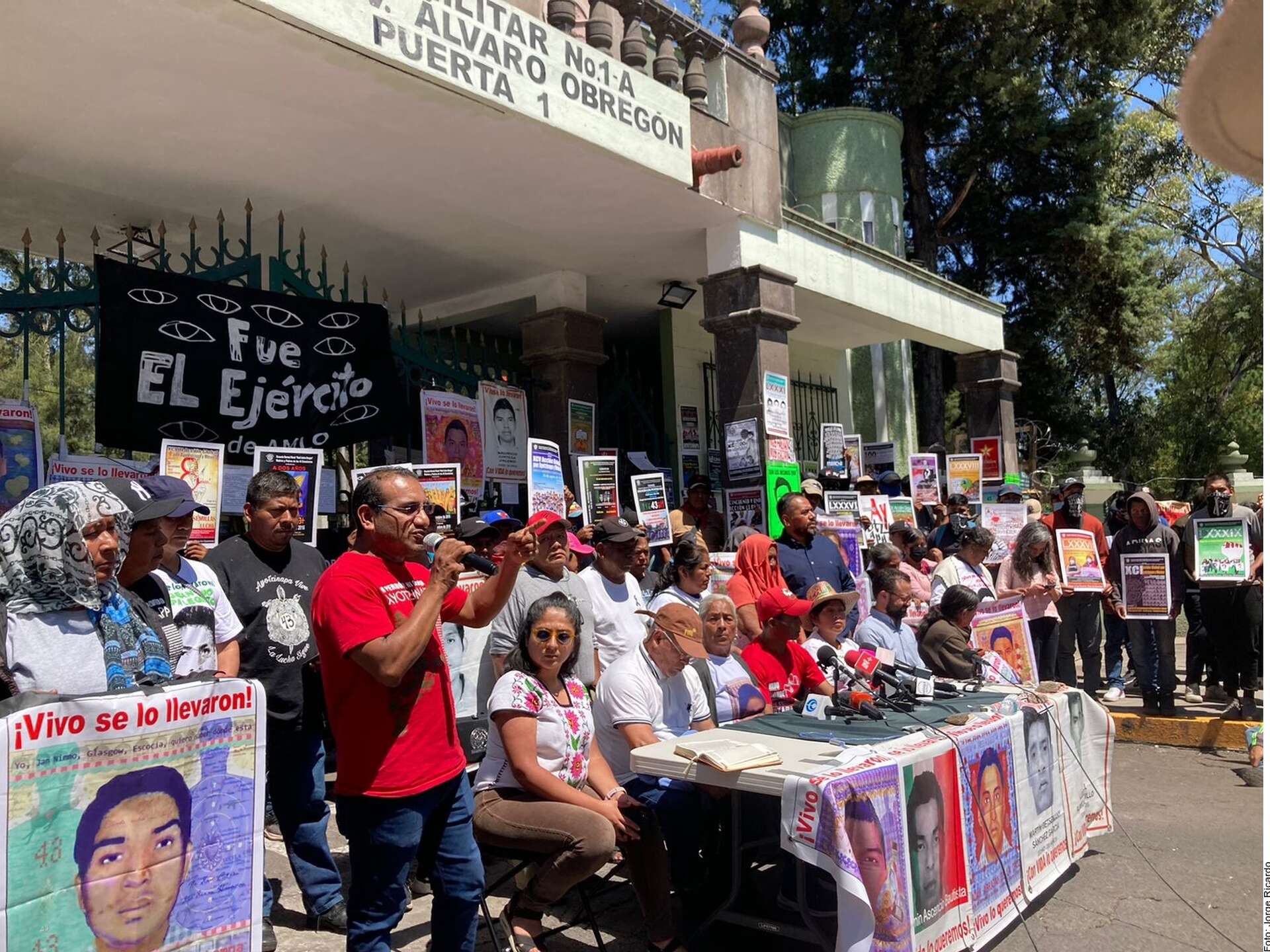 Padres de los 43 desaparecidos de Ayotzinapa exigen investigar al ...