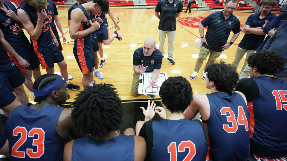 Katy Seven Lakes coach Shannon Heston talks to the team before the fourth quarter as they are down against Katy High School in Katy on Tuesday, Jan. 20, 2026.