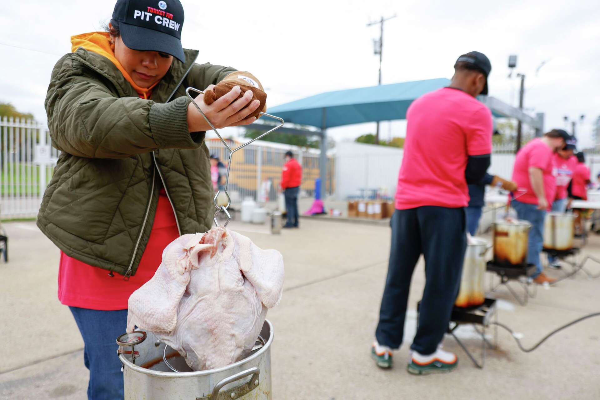 Dominique Reeves Dallas LIFE homeless shelter serves up 100 fried turkeys for veterans ...