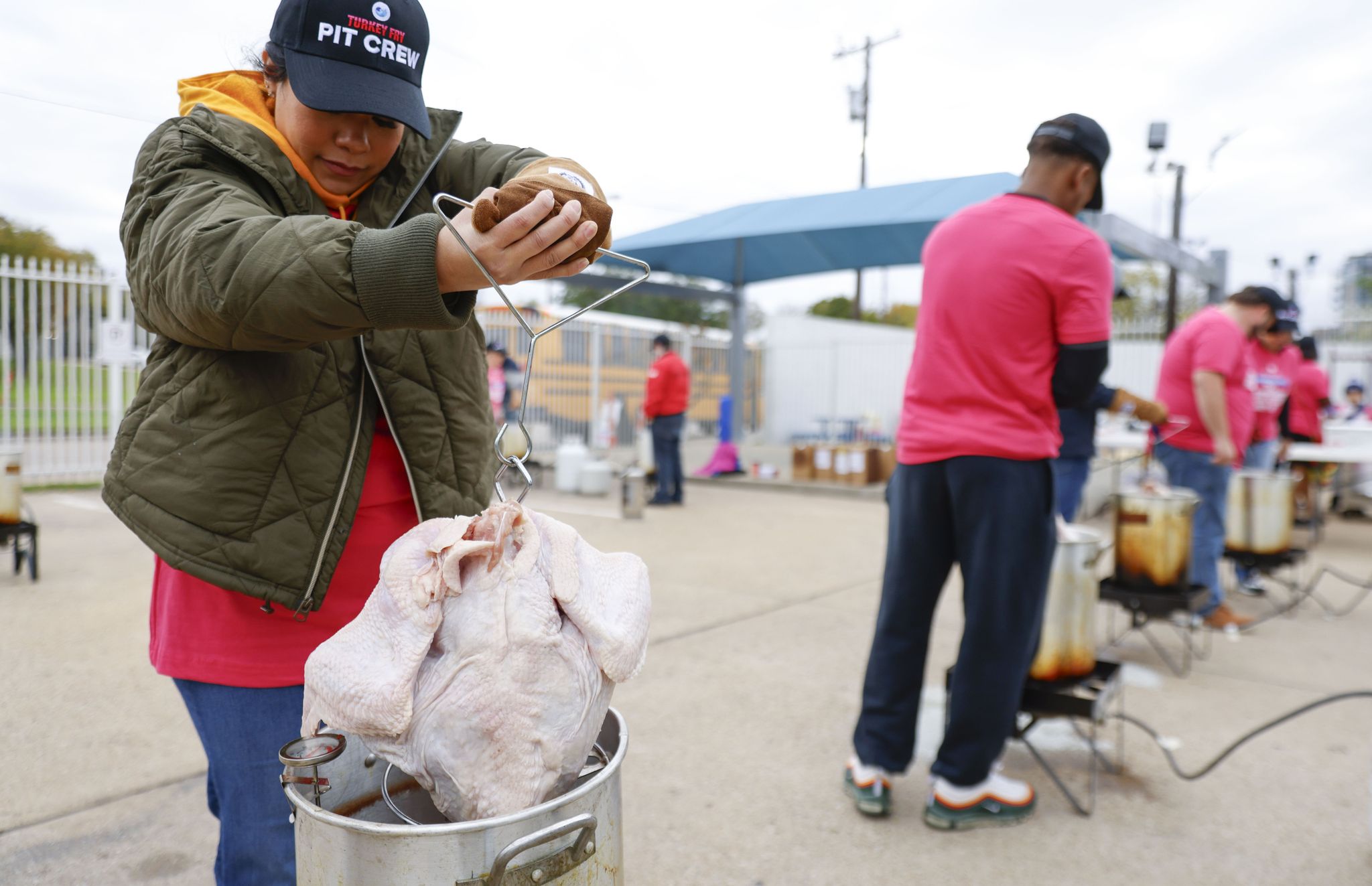 Dallas LIFE homeless shelter serves up 100 fried turkeys for veterans ...