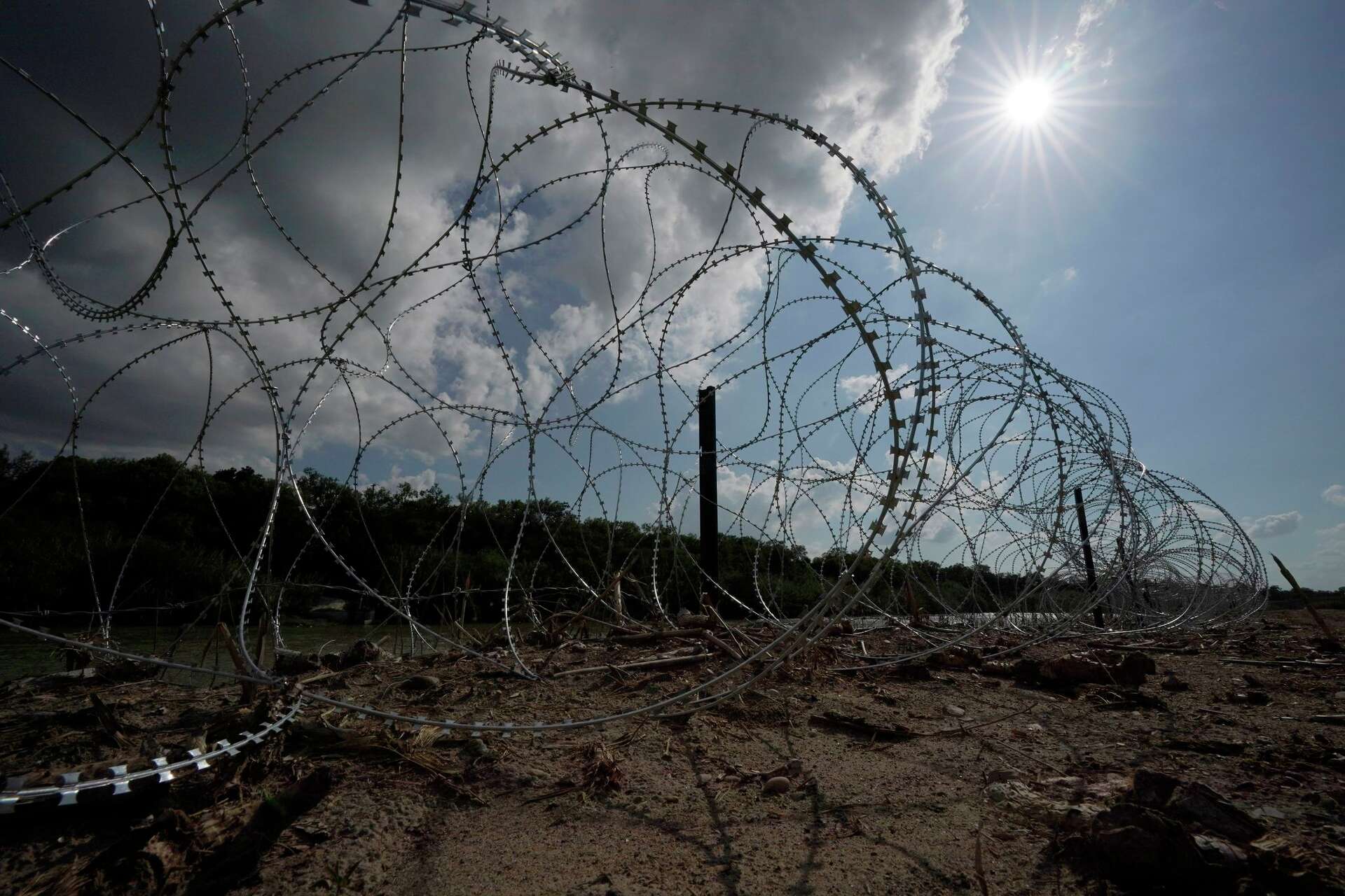 Border Patrol must stop cutting Texas razor wire, appeals court says
