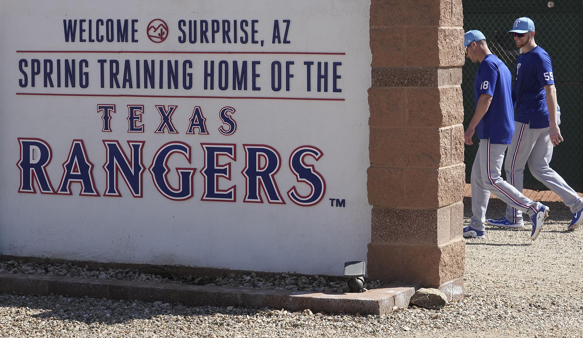Los campeones Texas Rangers inician su pretemporada con pitchers y catchers