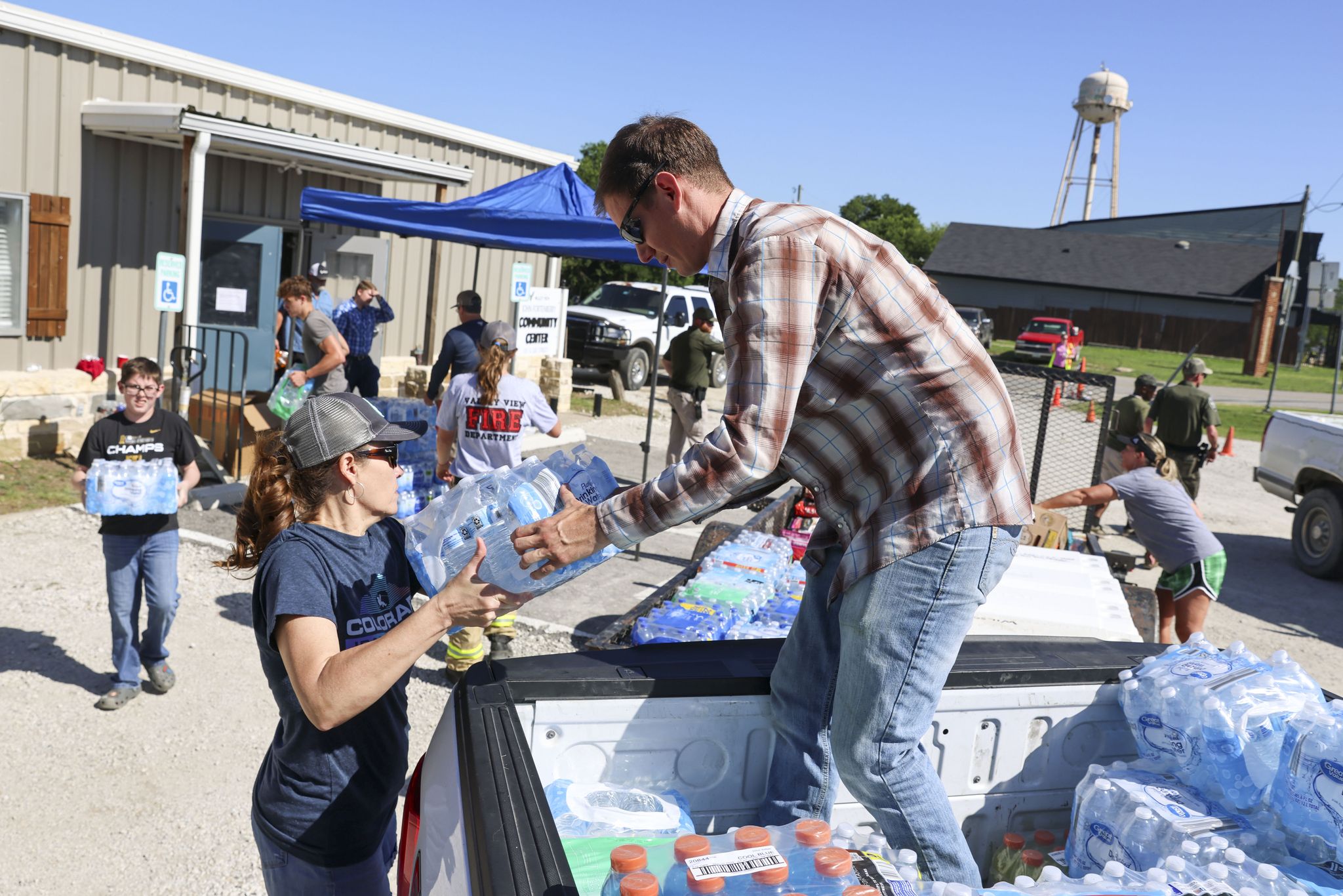 Texans band together to help Valley View TX residents after tornado