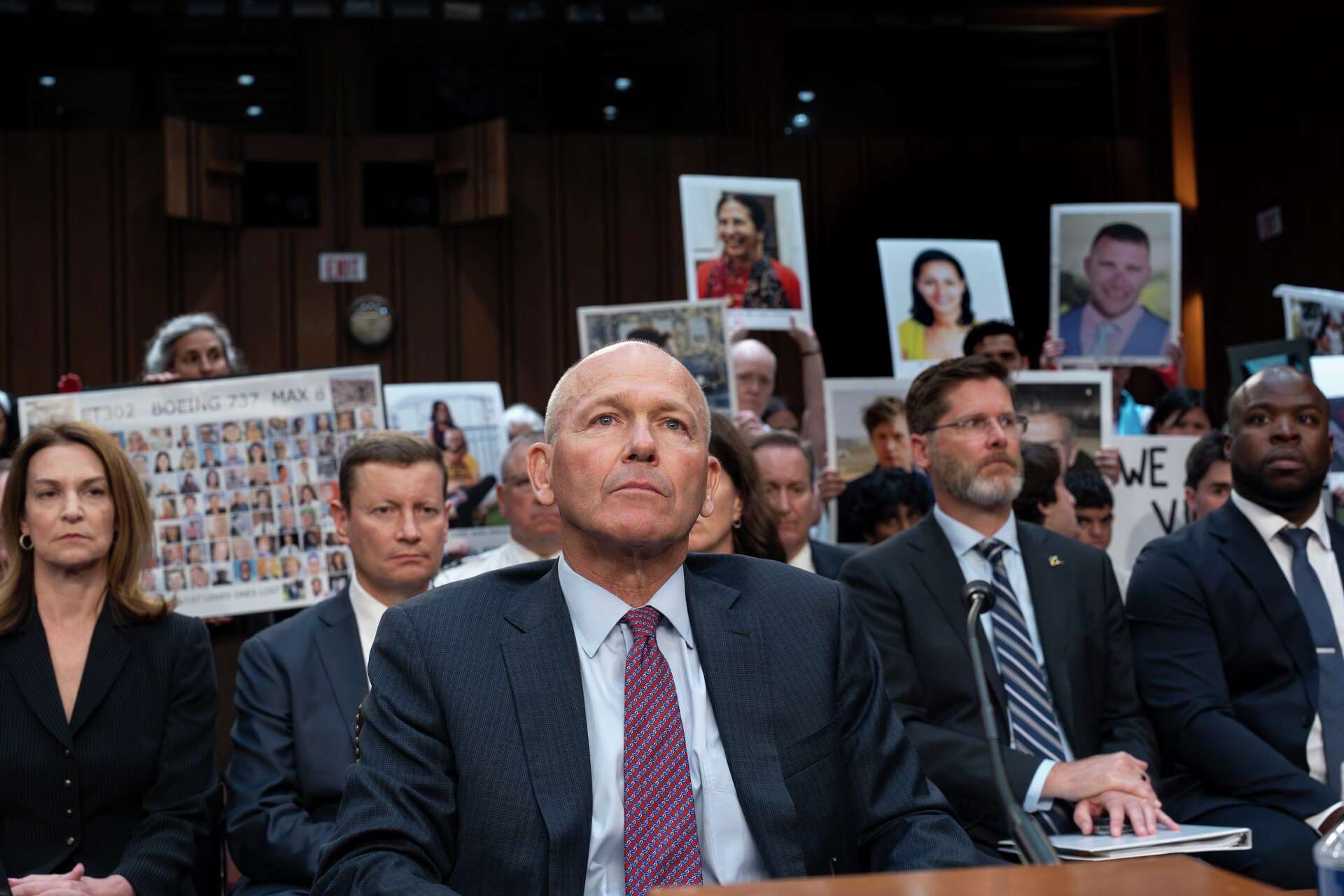 Boeing CEO apologizes to relatives of 737 Max crash victims, defends ...
