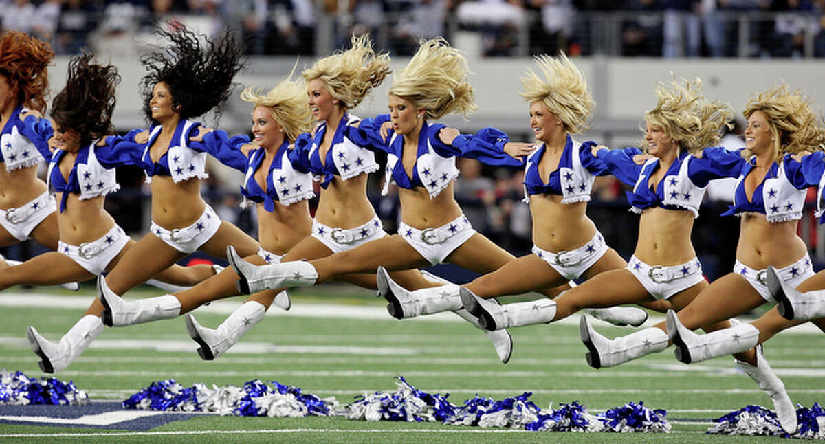 Dallas Cowboys Cheerleaders slip on swimsuits for upcoming calendar ...