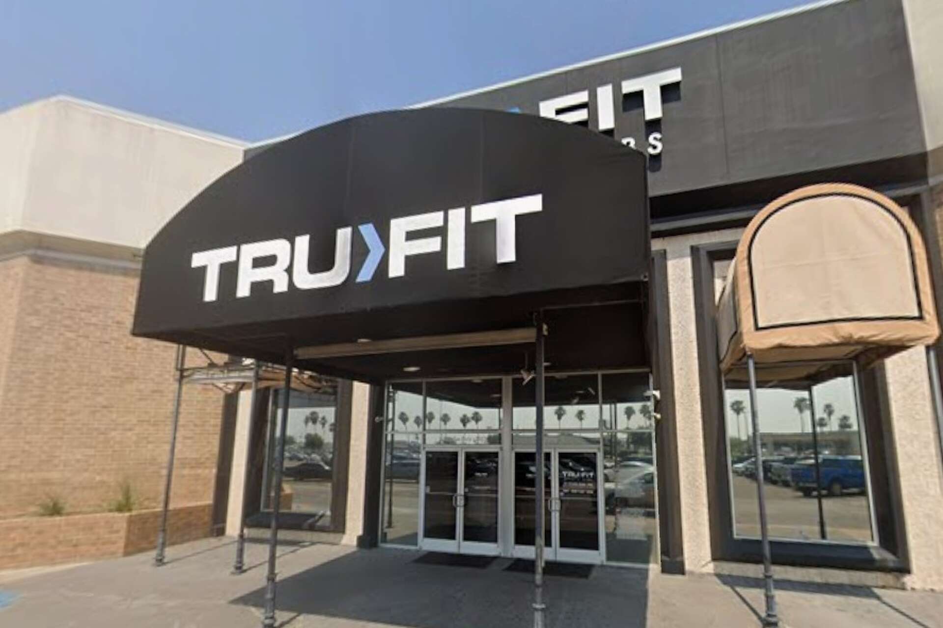DPS chase subjects bail out, enter Laredo mall through TruFit