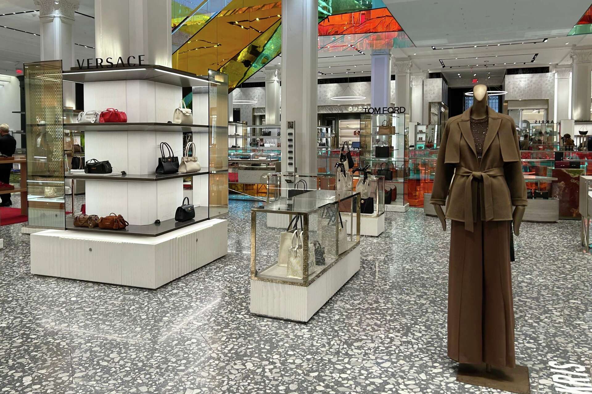 Saks Color Saks Fifth Avenue And Saks Off 5th Difference