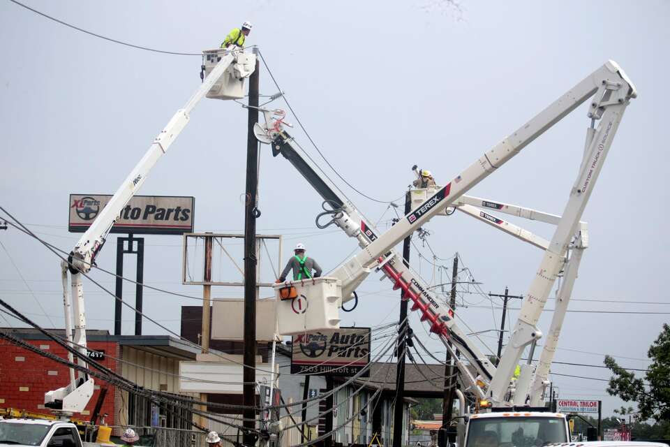 Abbott demands answers as power outages persist in Texas after Beryl