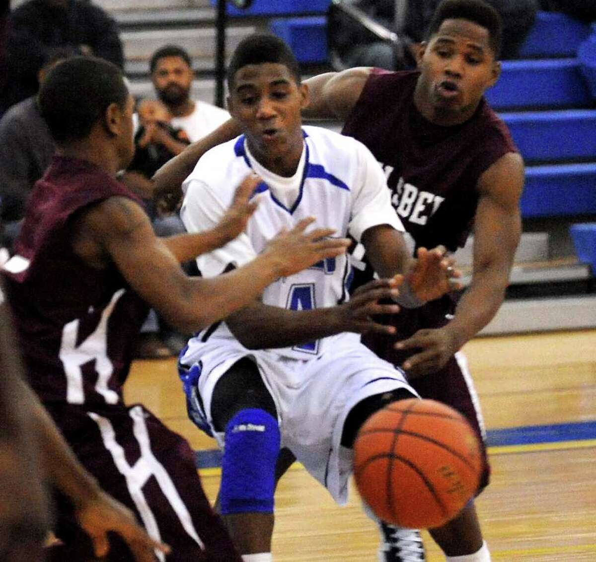 Ozen grabs late momentum in boys basketball win over Silsbee