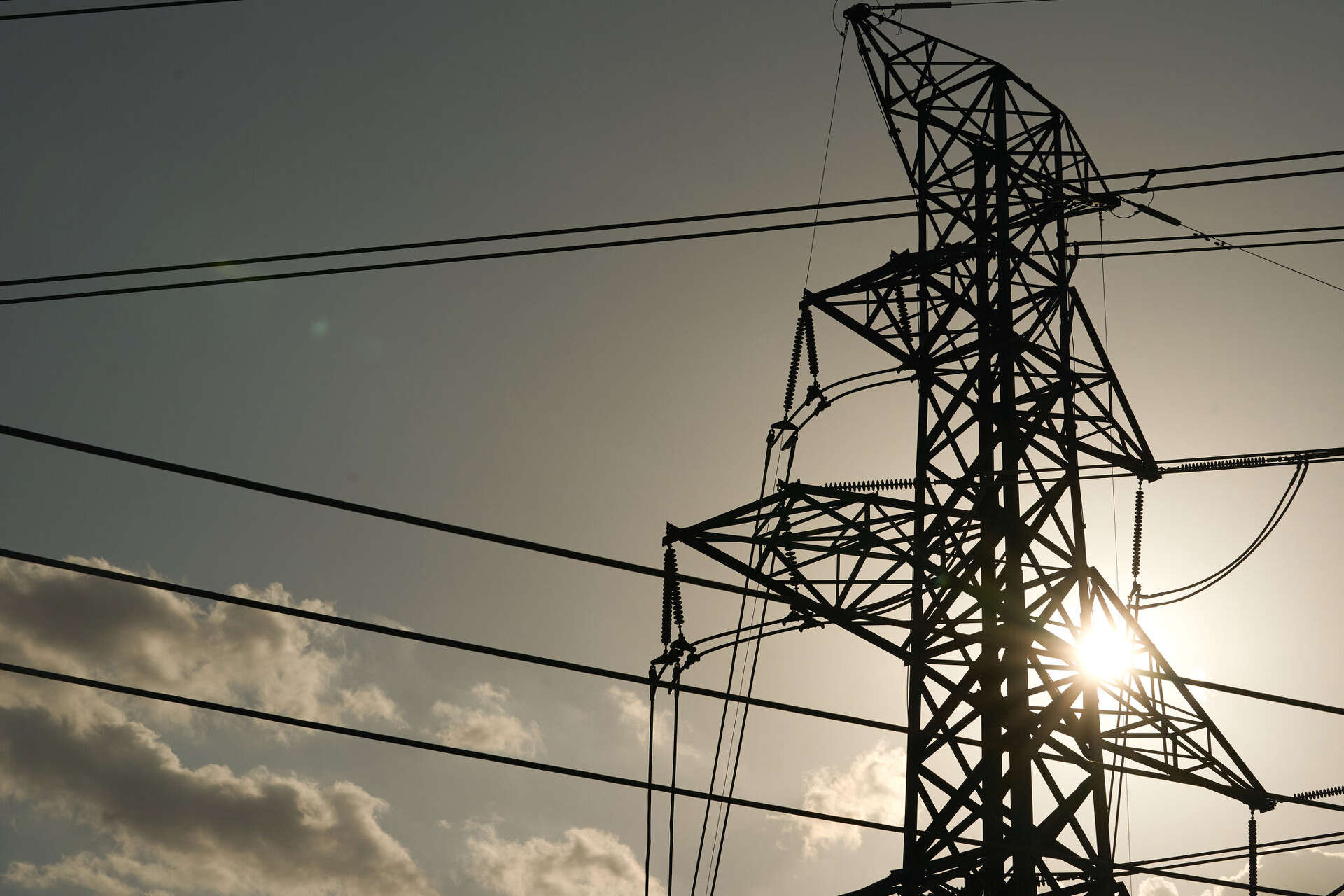 Power restored after San Marcos electric pole fires near I-35