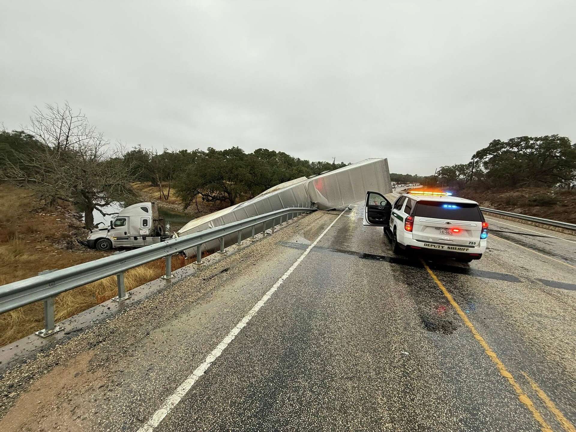 Major 18-Wheeler crash shuts down Texas Hill Country road