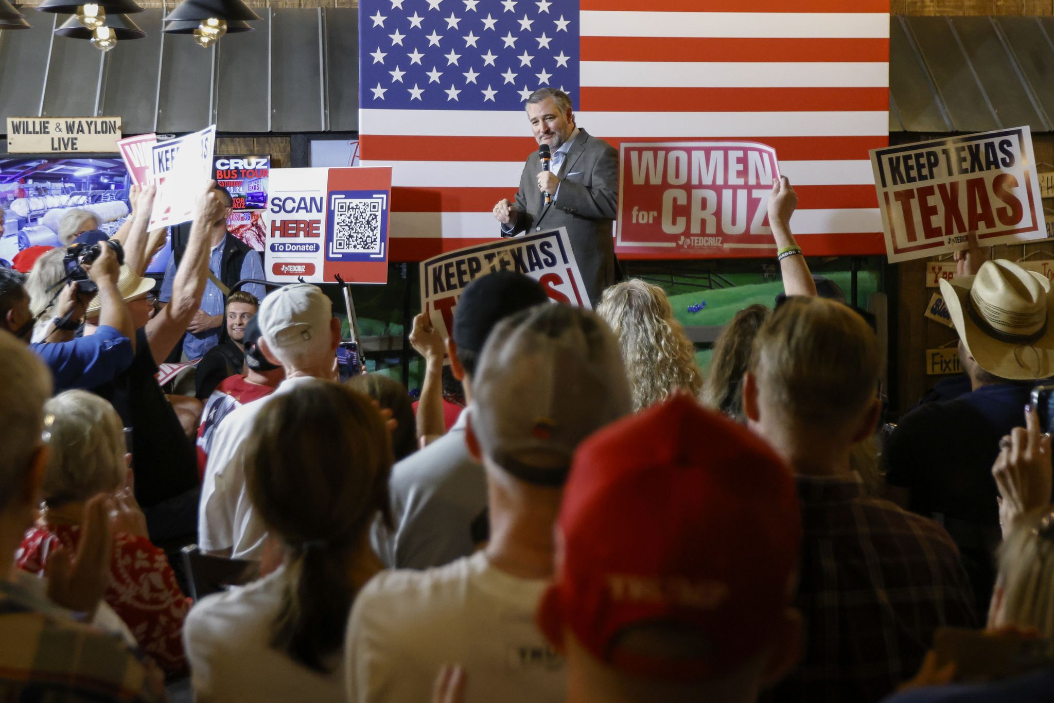 Senator Ted Cruz brings 50+ city bus tour to Keller for campaign rally