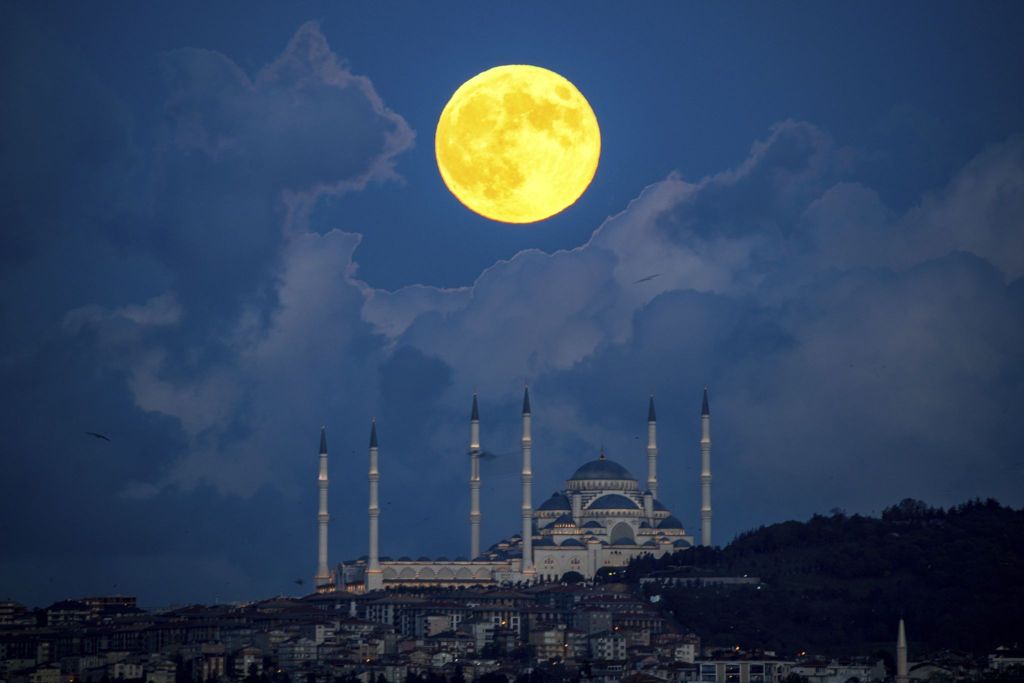 Want to see the last supermoon of the year? Here's when you'll be able to