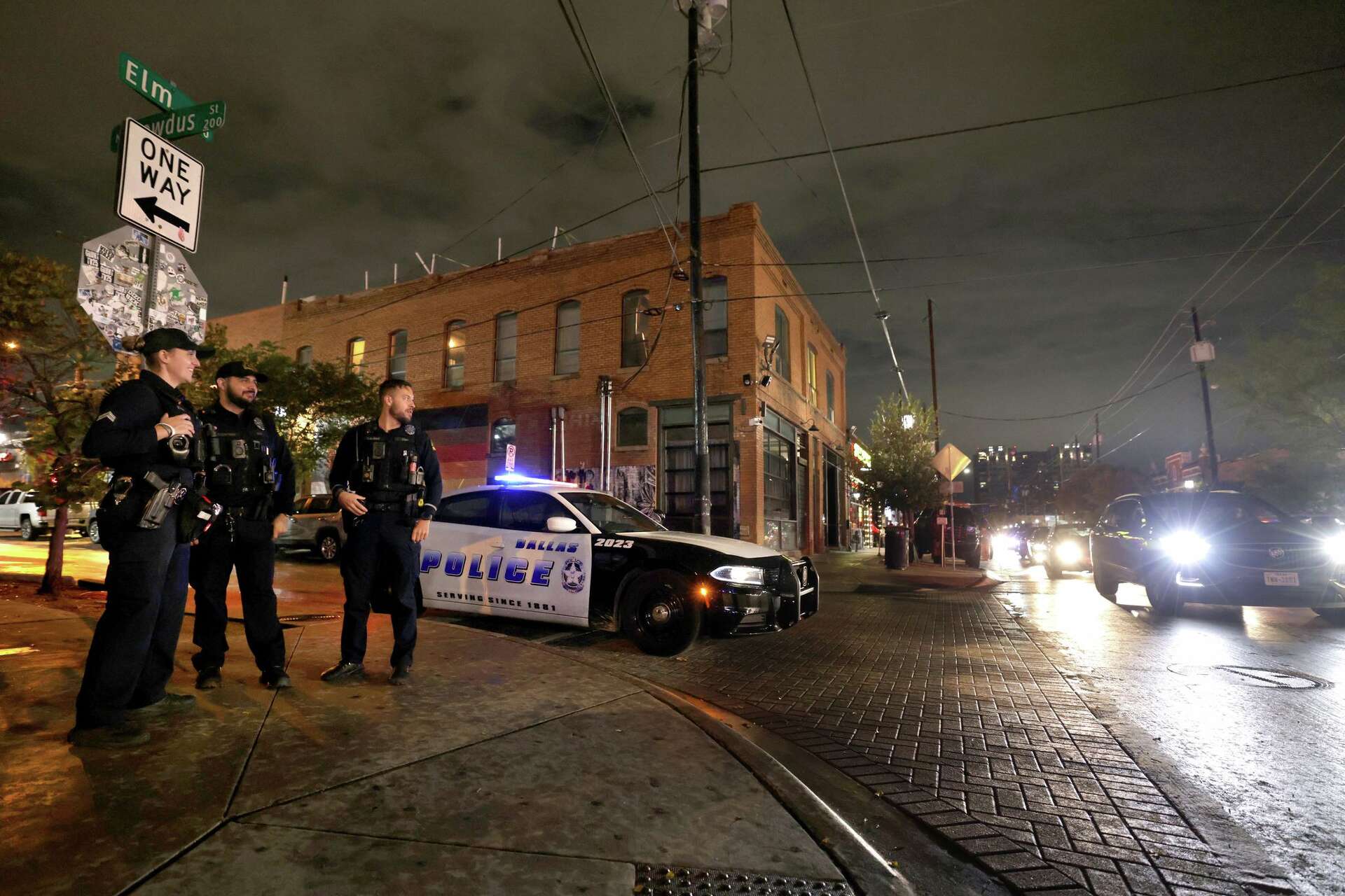 Dallas officials grapple with proposition to hire 900 cops