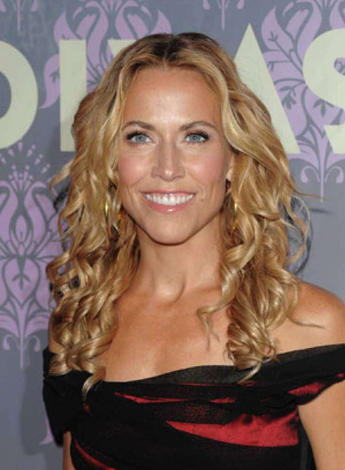Sheryl Crow is joining others in calling on the federal government to halt wild horse roundups in the West, branding them as inhumane and unnecessary.