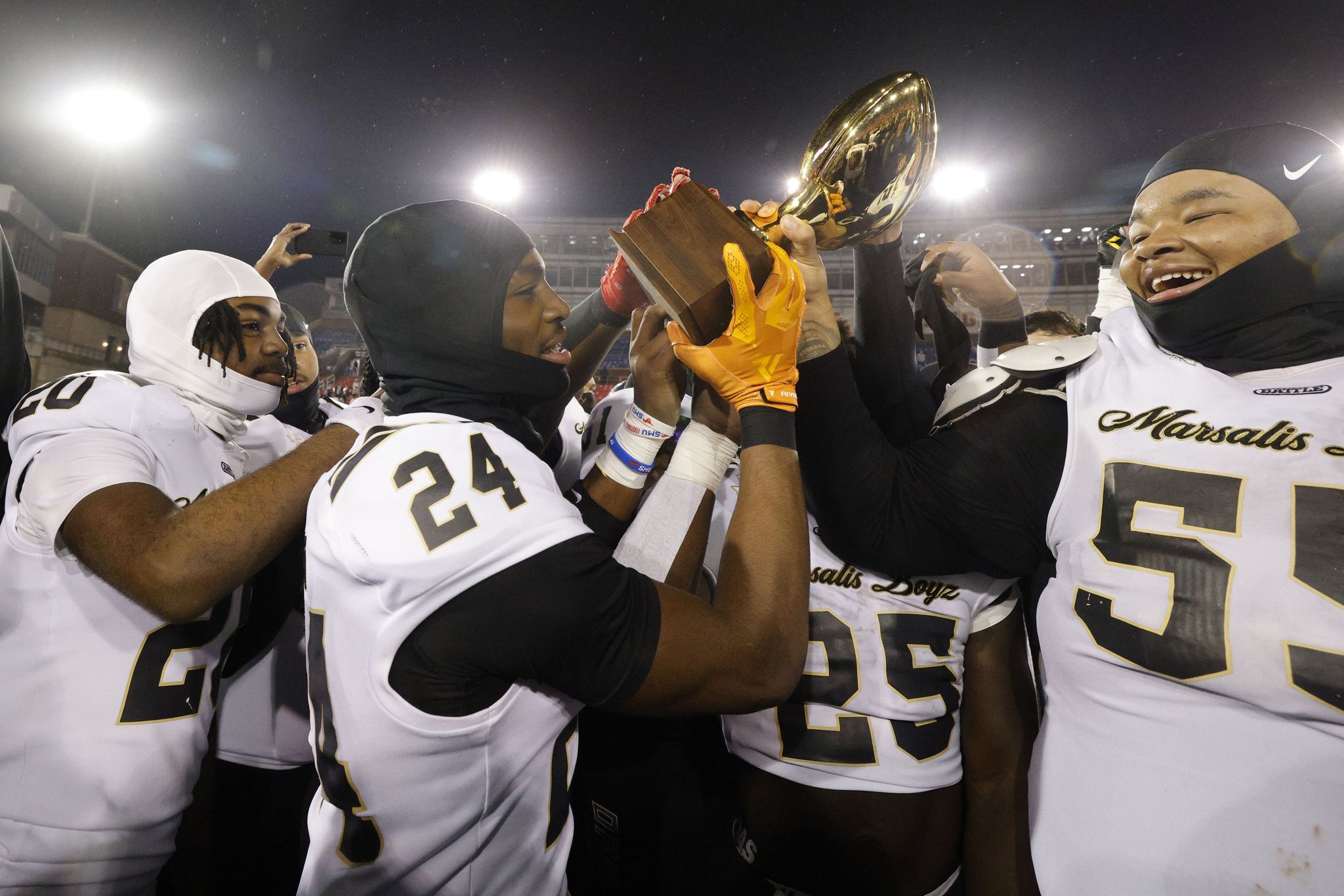 Thesa Riders Dallas-area football teams can win five state titles for second time