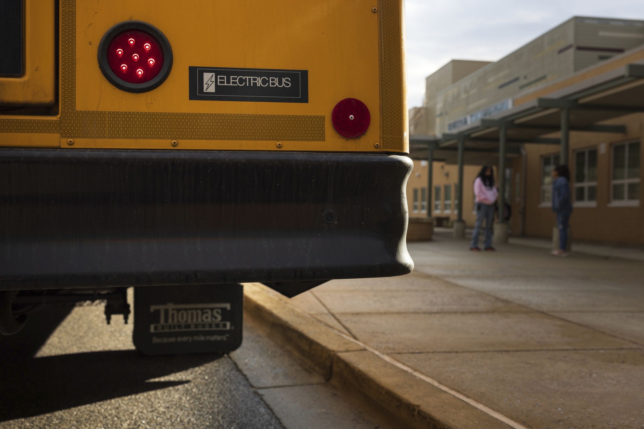 2 students dead, at least 7 others hurt in Tennessee school bus crash