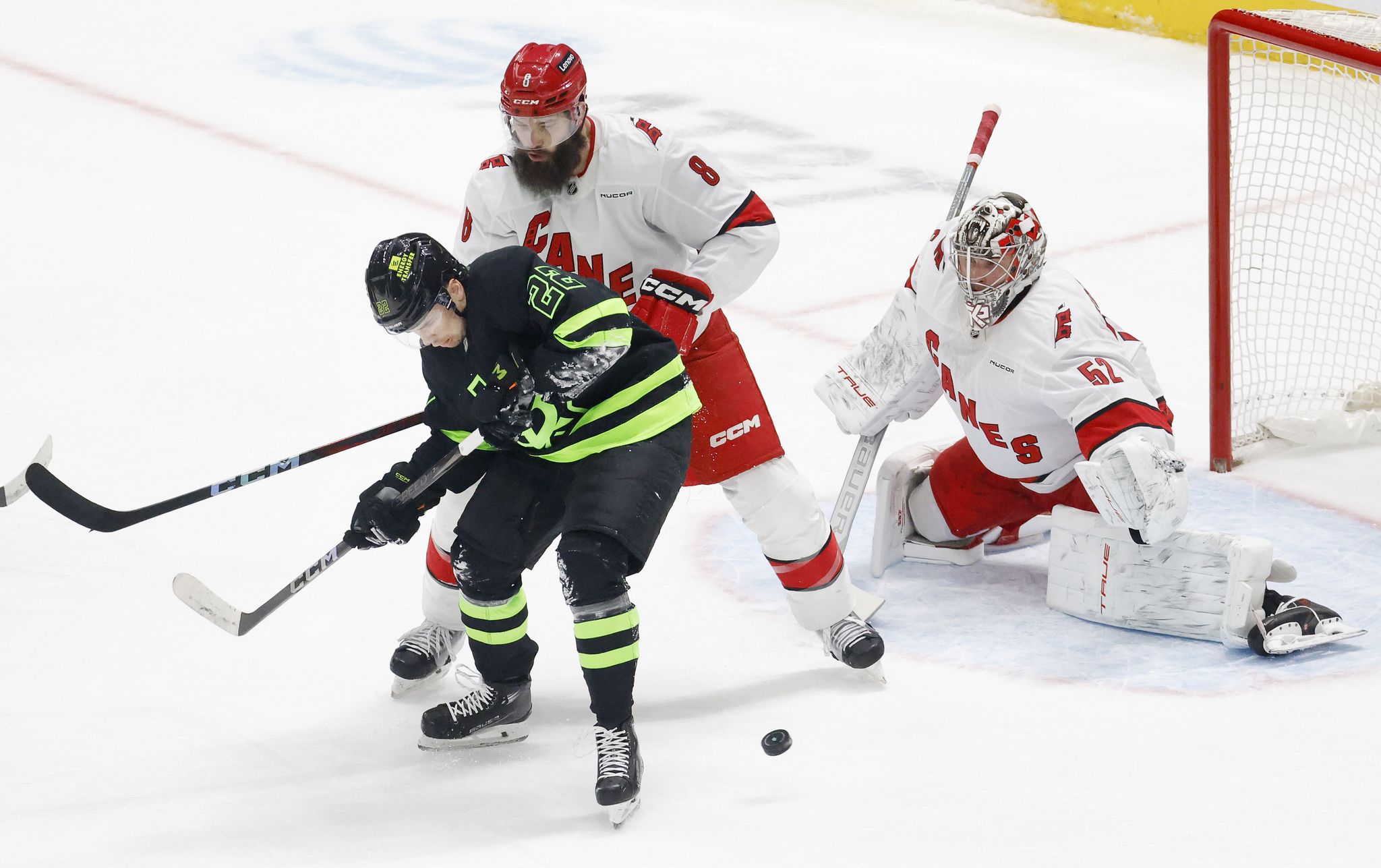 Dallas Stars rally in third period, fall short against Hurricanes