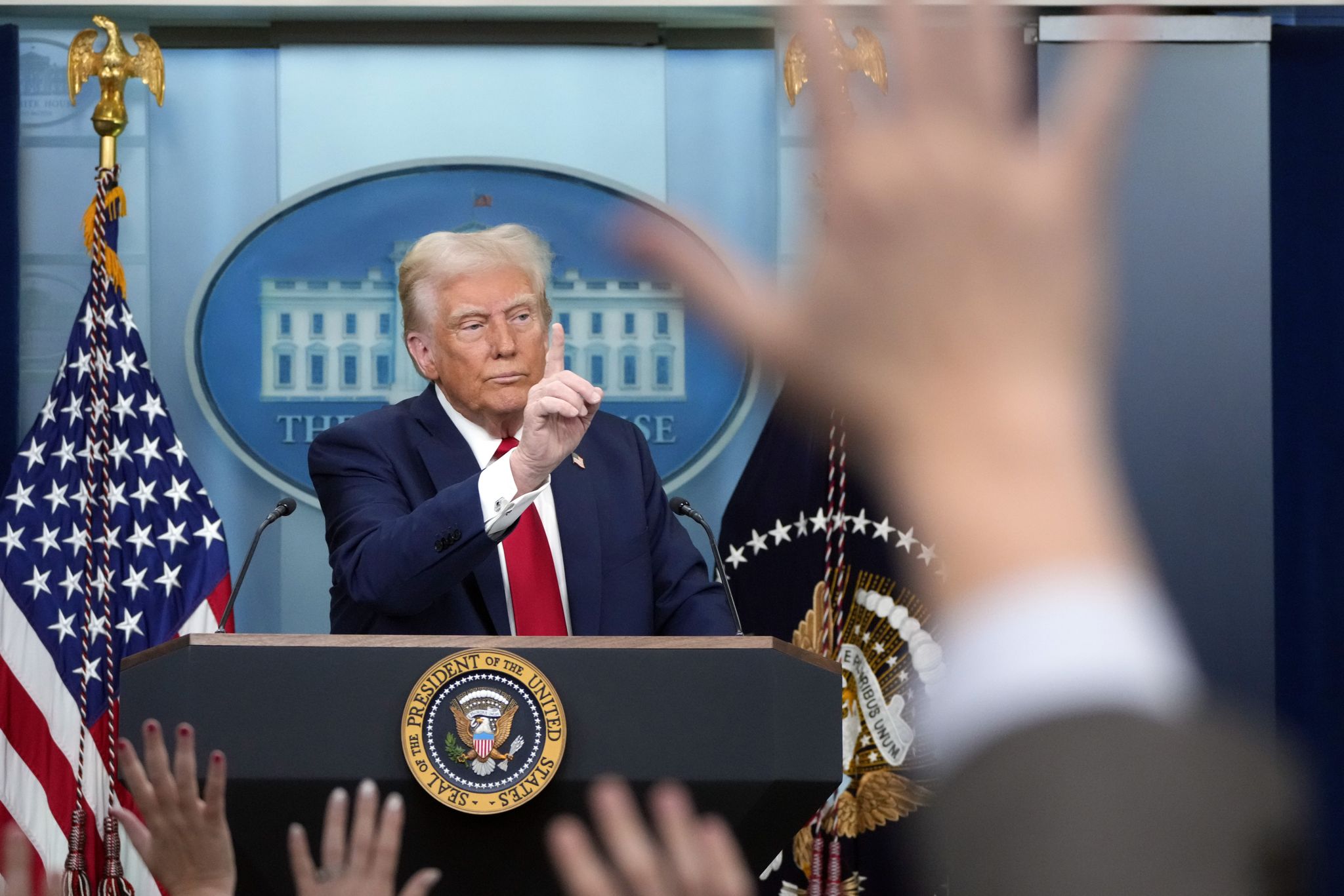 Trump reitera que los aranceles a México y Canadá entran en vigor el sábado